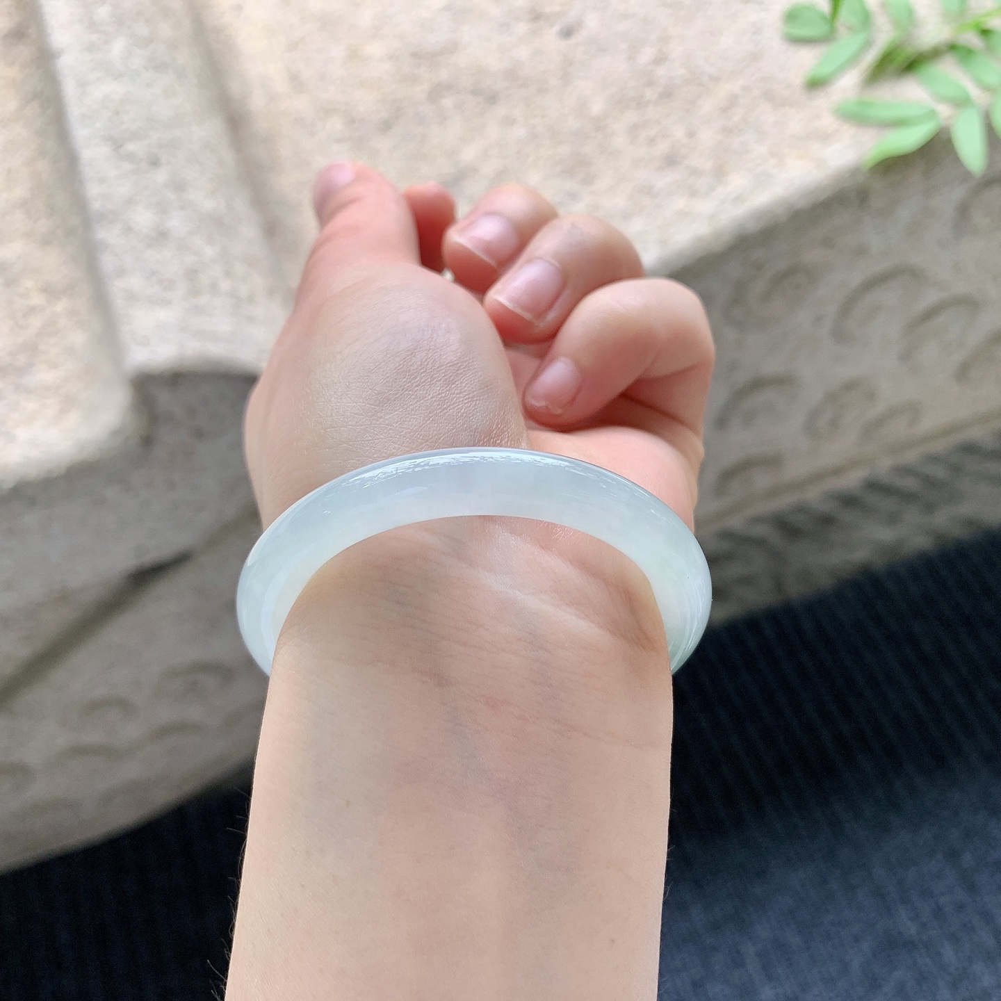 贵妃52 53 【圈口】53.4/46.4/7/7.5 【编码】GL041030 【描述】冰糯飘绿，水润，种老，细腻，无纹裂