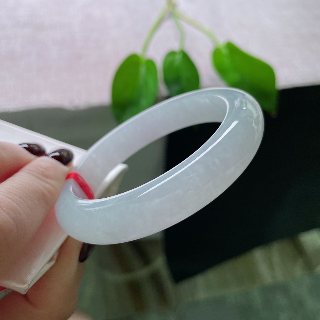 54.6/12/8.3，冰紫正圈，腕间一抹冰紫，是星河坠入寒潭的倒影。晶体，ss50066a