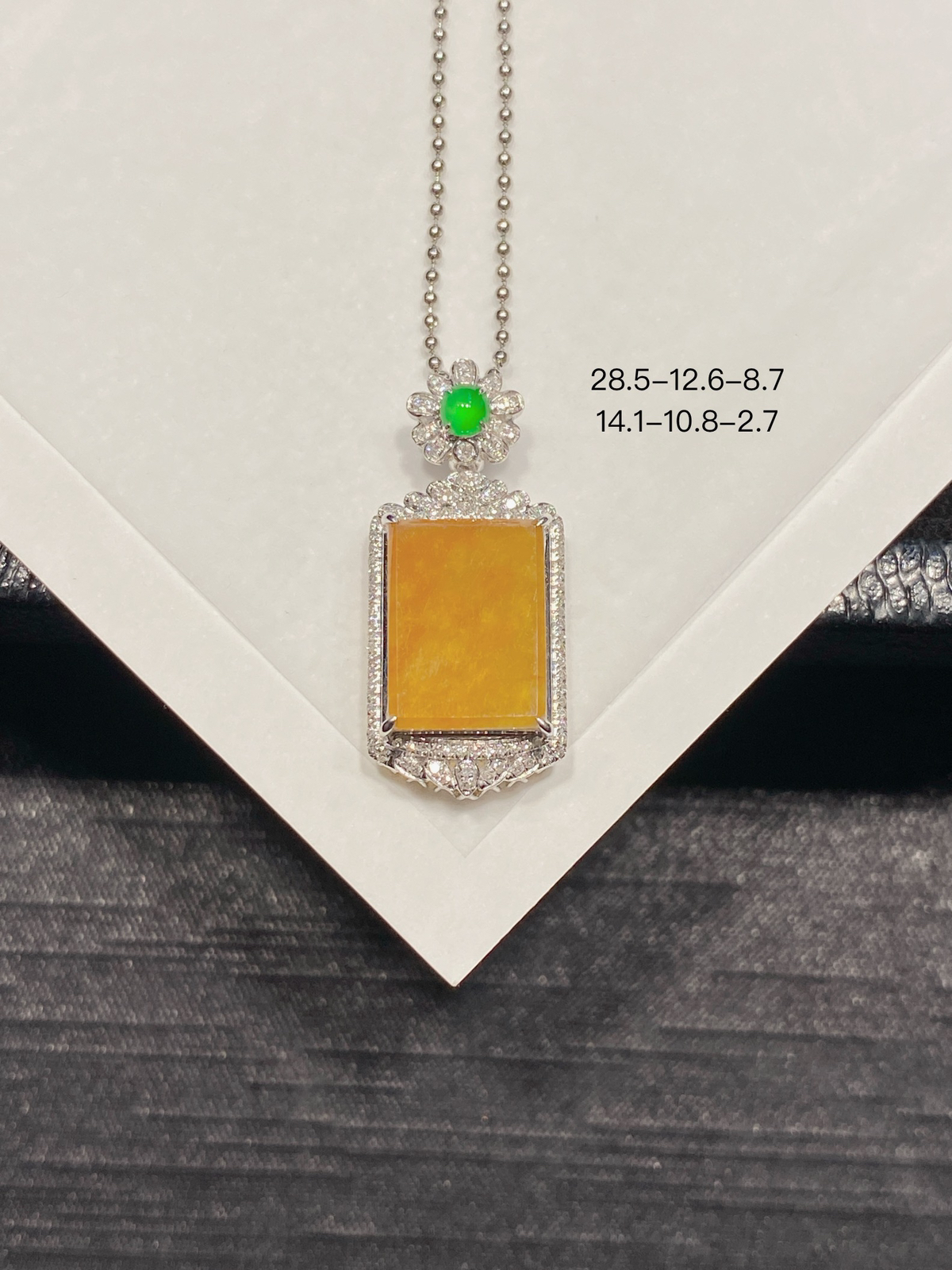 🧡黄翡无事牌
18k金冰润的芬达黄翡，甜得像橘子冻