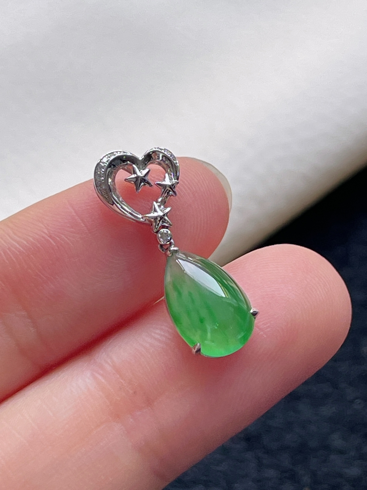 18k金翡翠冰糯种浅绿色飘花挂件