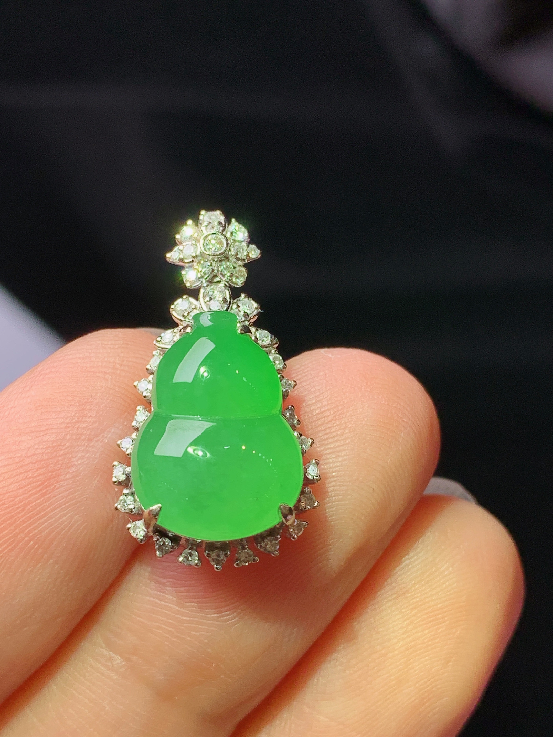 18k金钻镶嵌翠绿葫芦吊坠 玉质细腻 色泽艳丽清新 水润亮眼 整体尺寸22.5*12.2*8j2