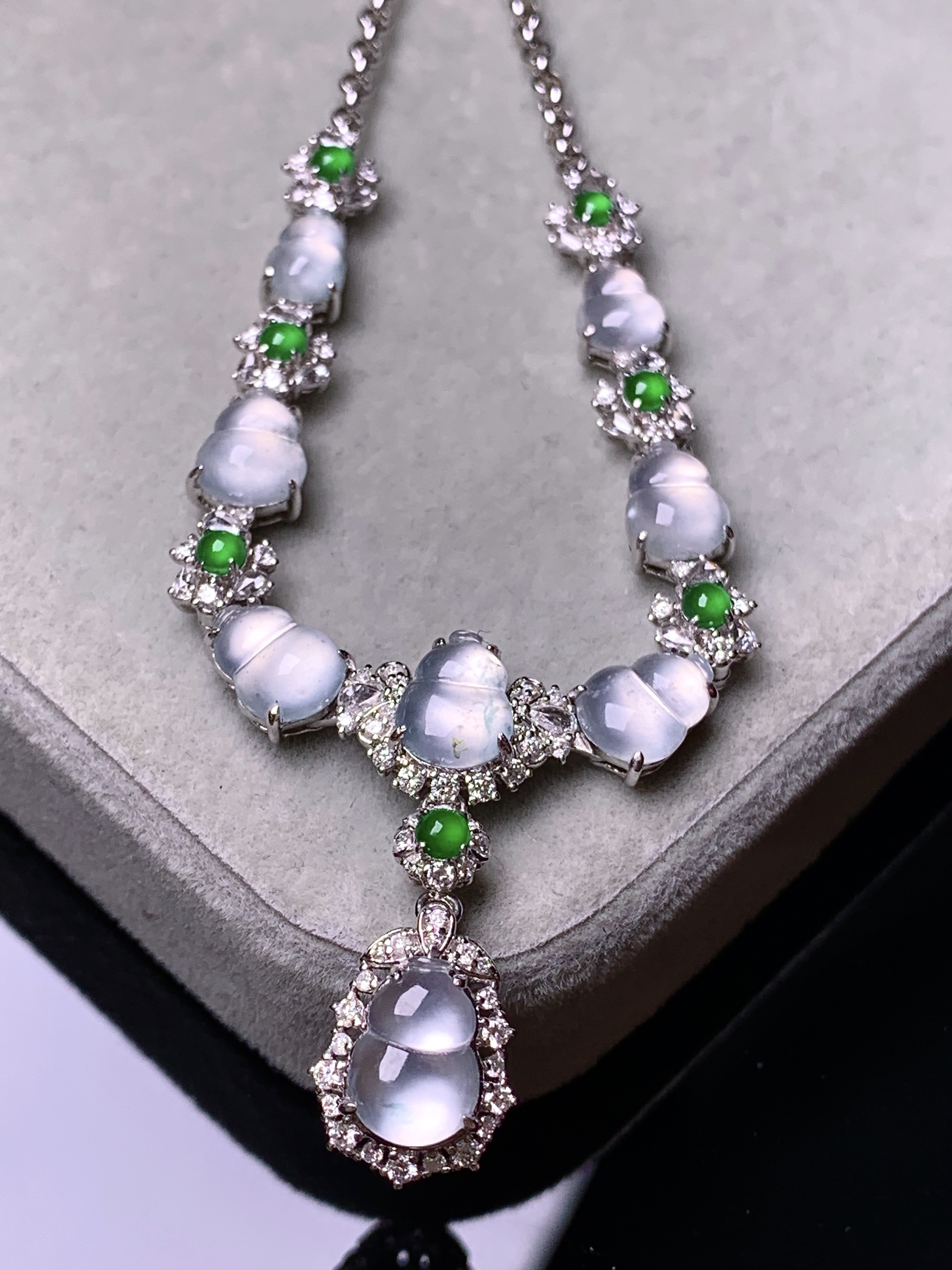 18k金钻镶嵌冰种葫芦锁骨项链 玉质细腻 色泽艳丽清新 水润亮眼 整体尺寸60*9.2*5.8m5