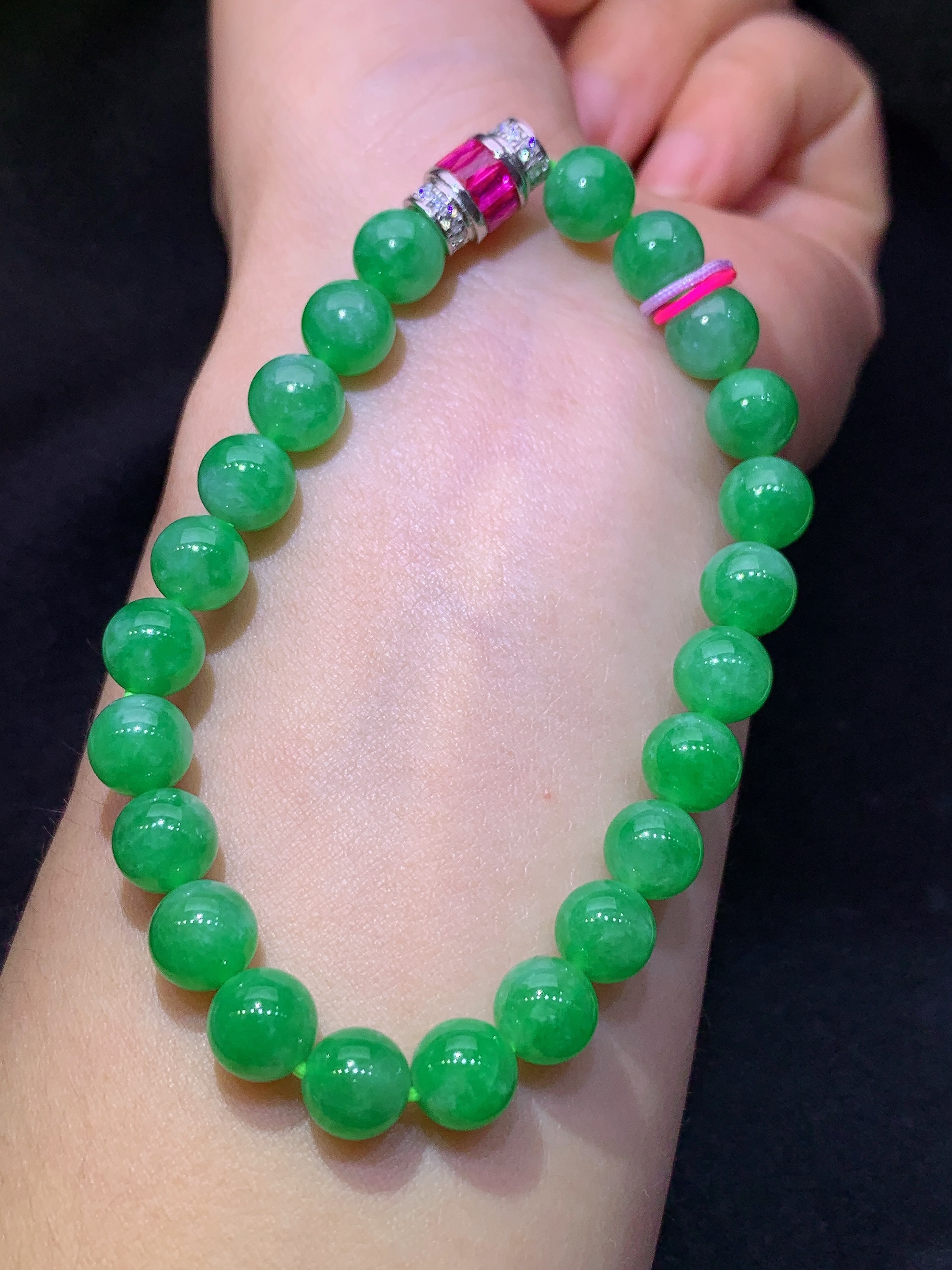 满绿圆珠手链 玉质细腻 色泽艳丽清新 水润亮眼 圈口13 整体尺寸7.9