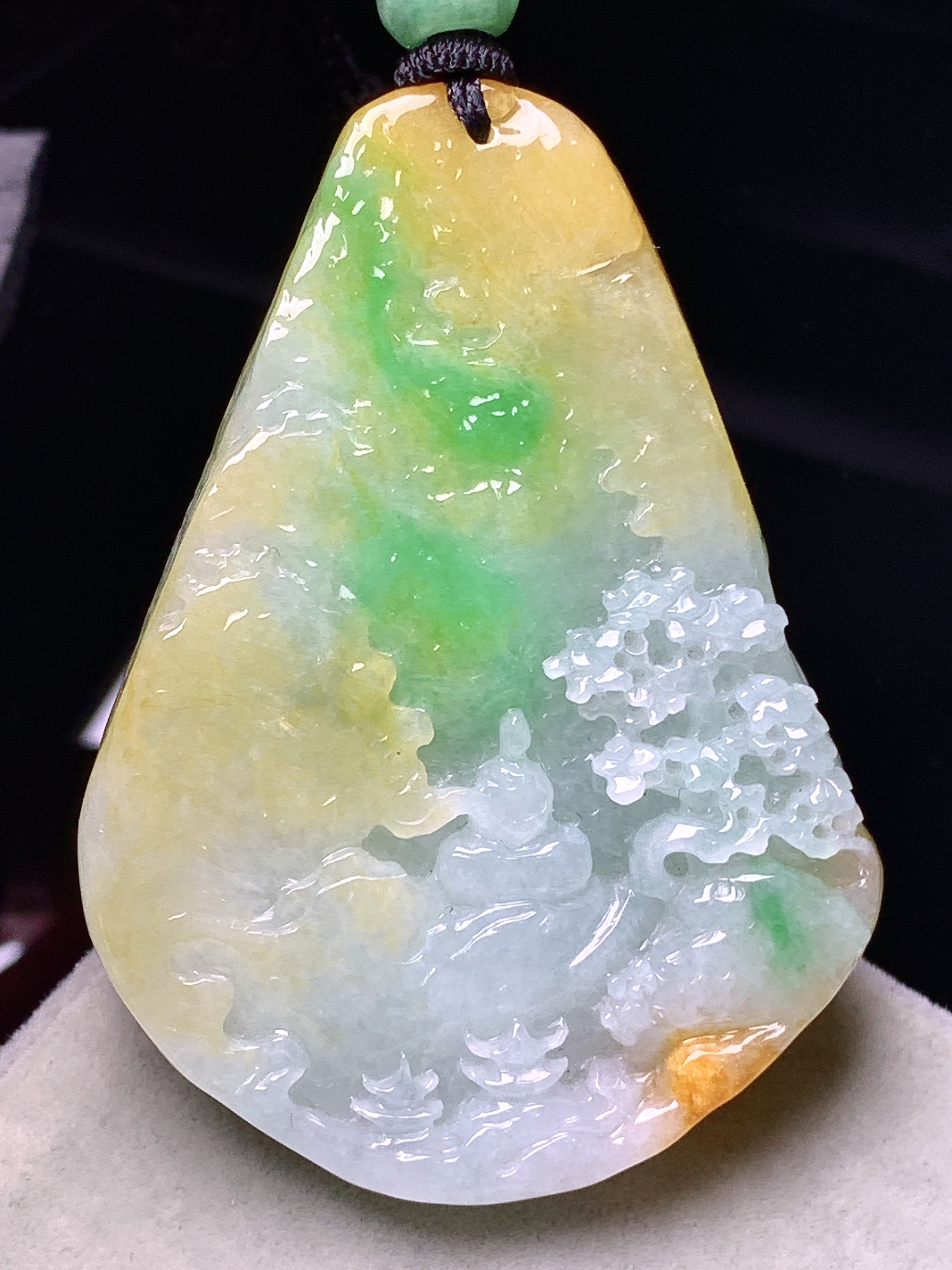 飘绿黄翡山水悟道牌吊坠 玉质细腻 色泽艳丽清新 水润亮眼 整体尺寸58*42.5*7.5w1