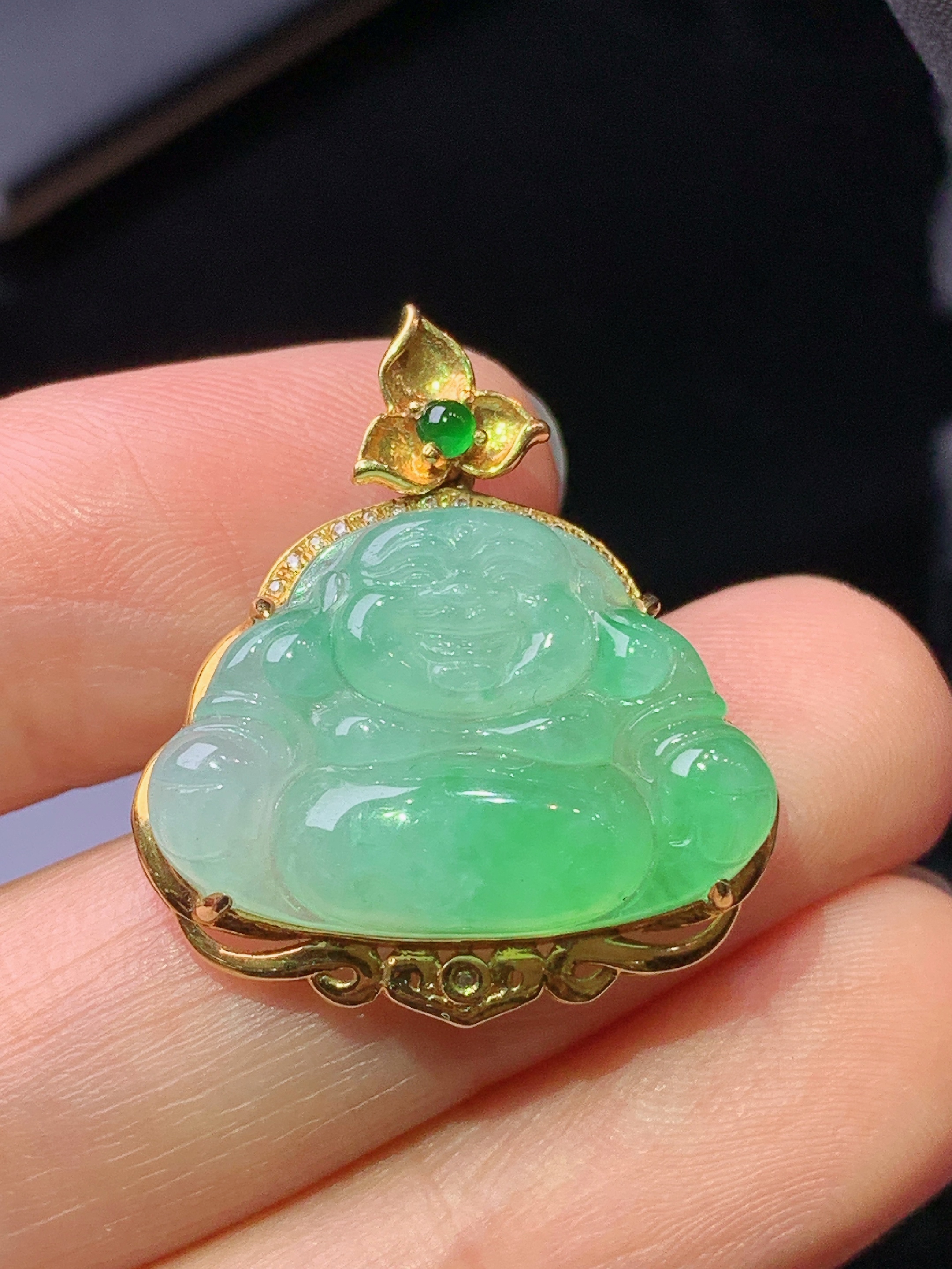 18k金钻镶嵌翠绿佛公吊坠 玉质细腻 色泽艳丽清新 水润亮眼 整体尺寸26*23*7.2m1