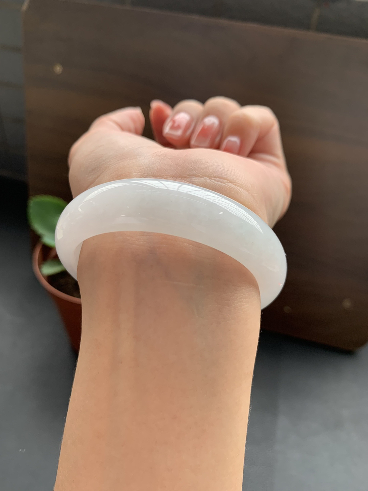 冰细腻白月光手镯，圈口53.8-14-7.4，冰润种水好，经典白月光干净清爽