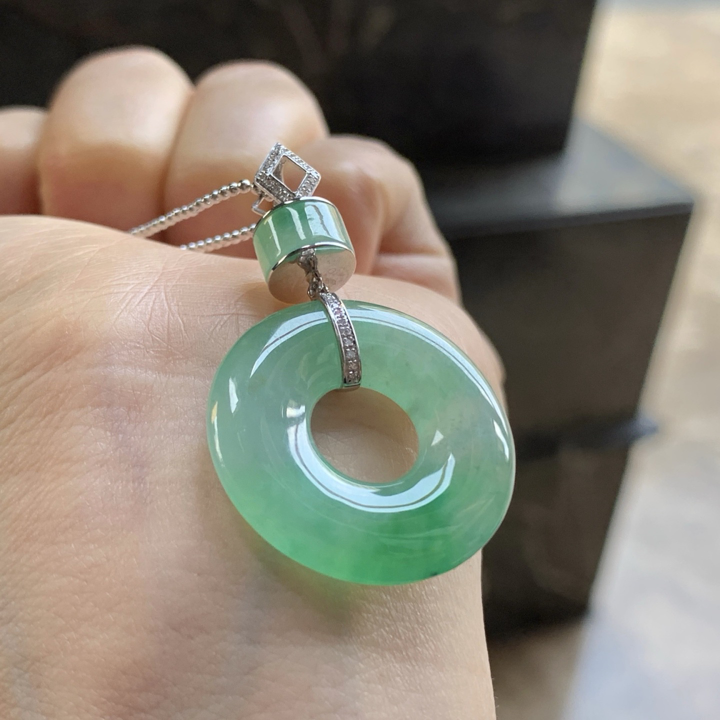 阳绿色吊坠^_^颜色好看