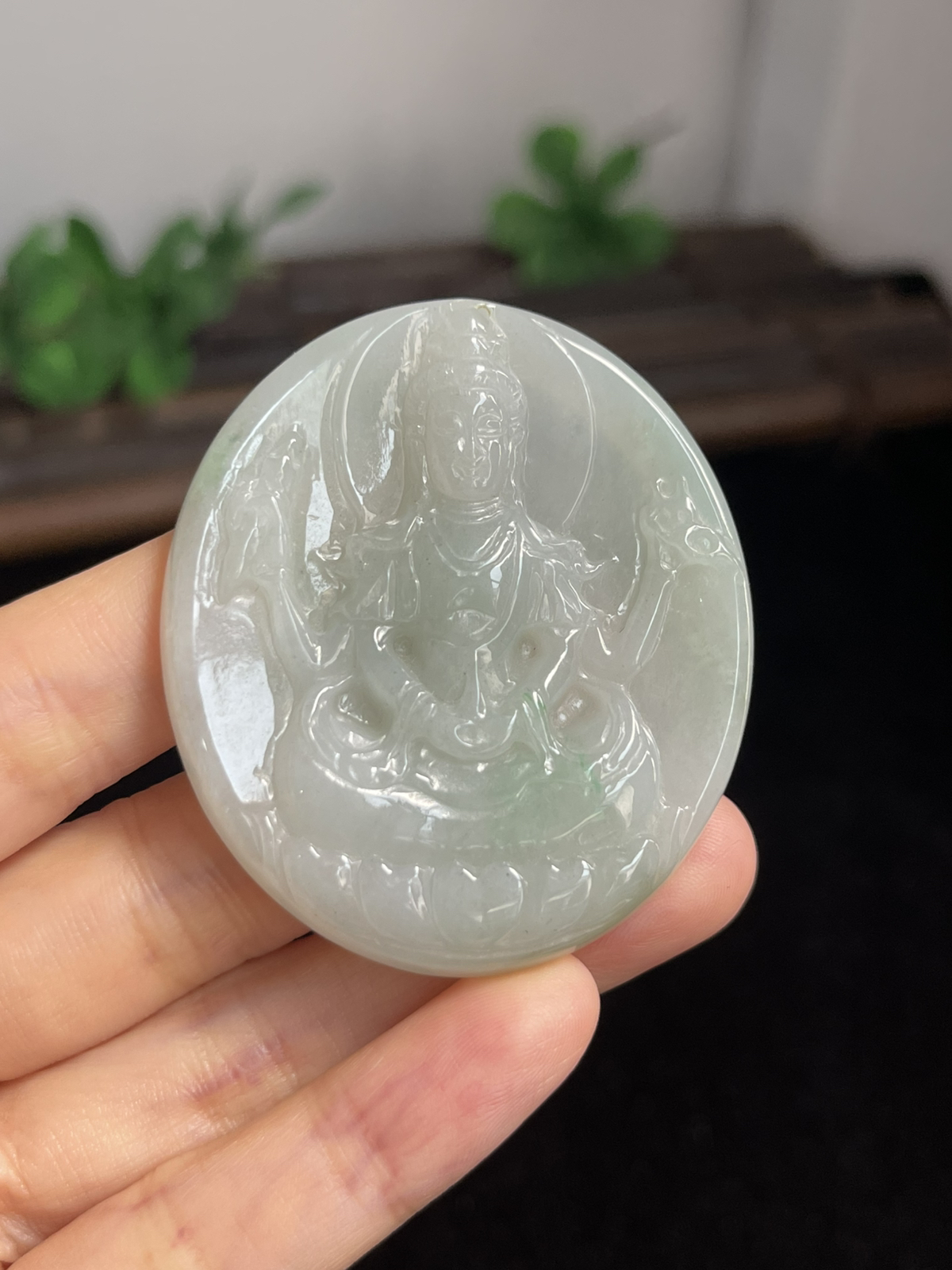 翡翠糯化种淡绿色挂件