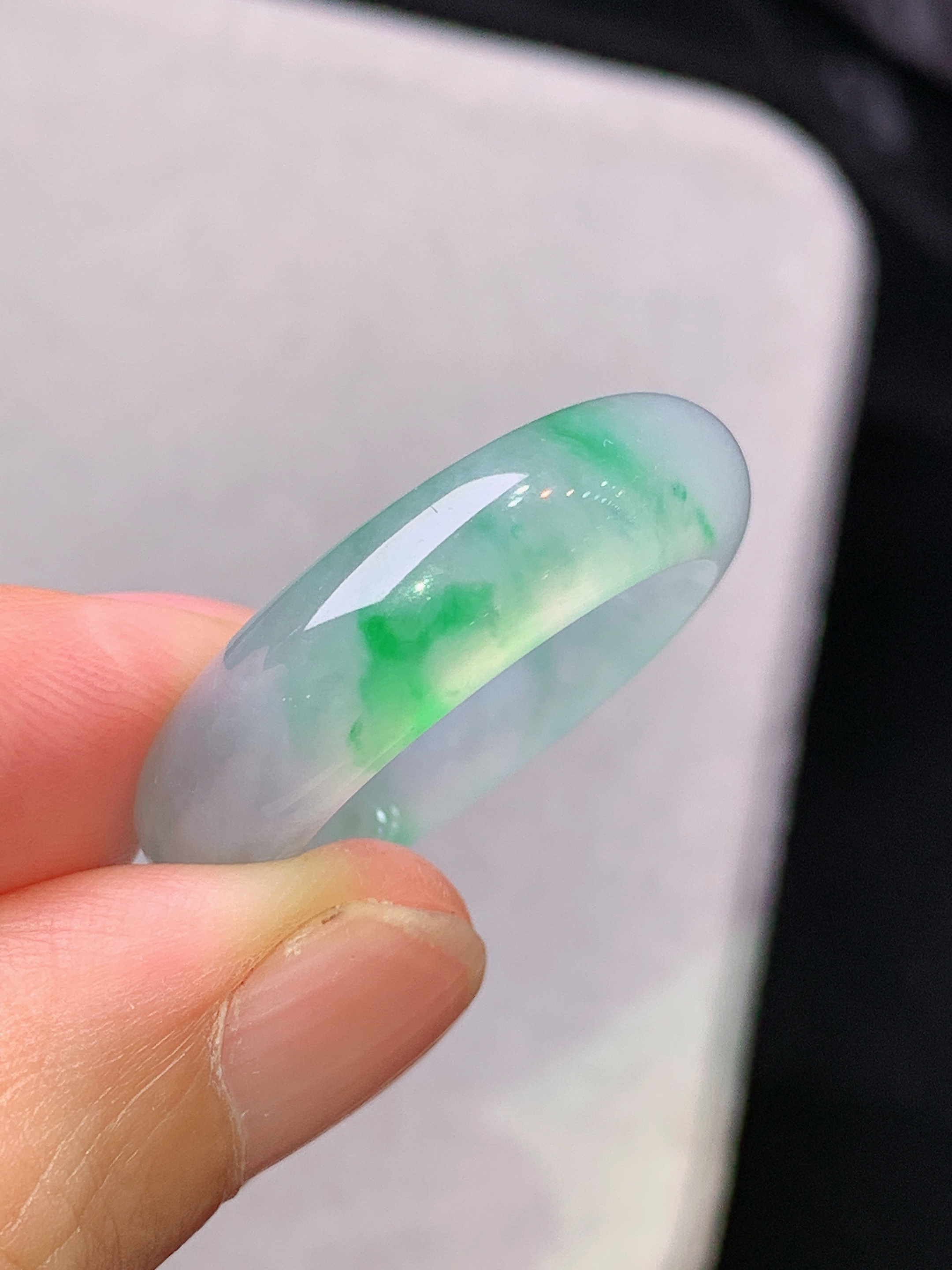 飘绿指环 玉质细腻 色泽艳丽清新 水润亮眼 圈口18 整体尺寸27.2*6.8*4.5 j3