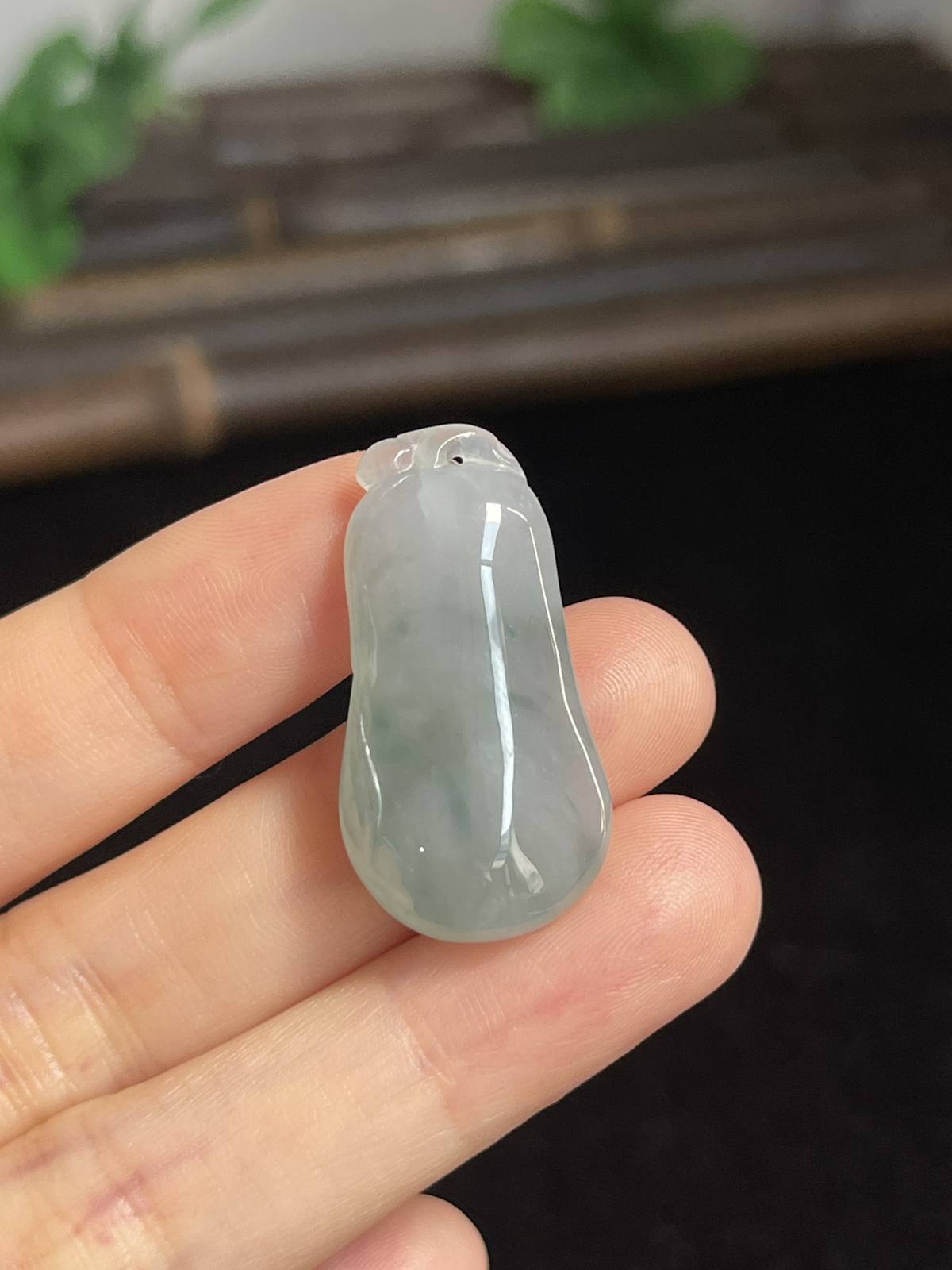 翡翠冰糯种浅绿色福瓜