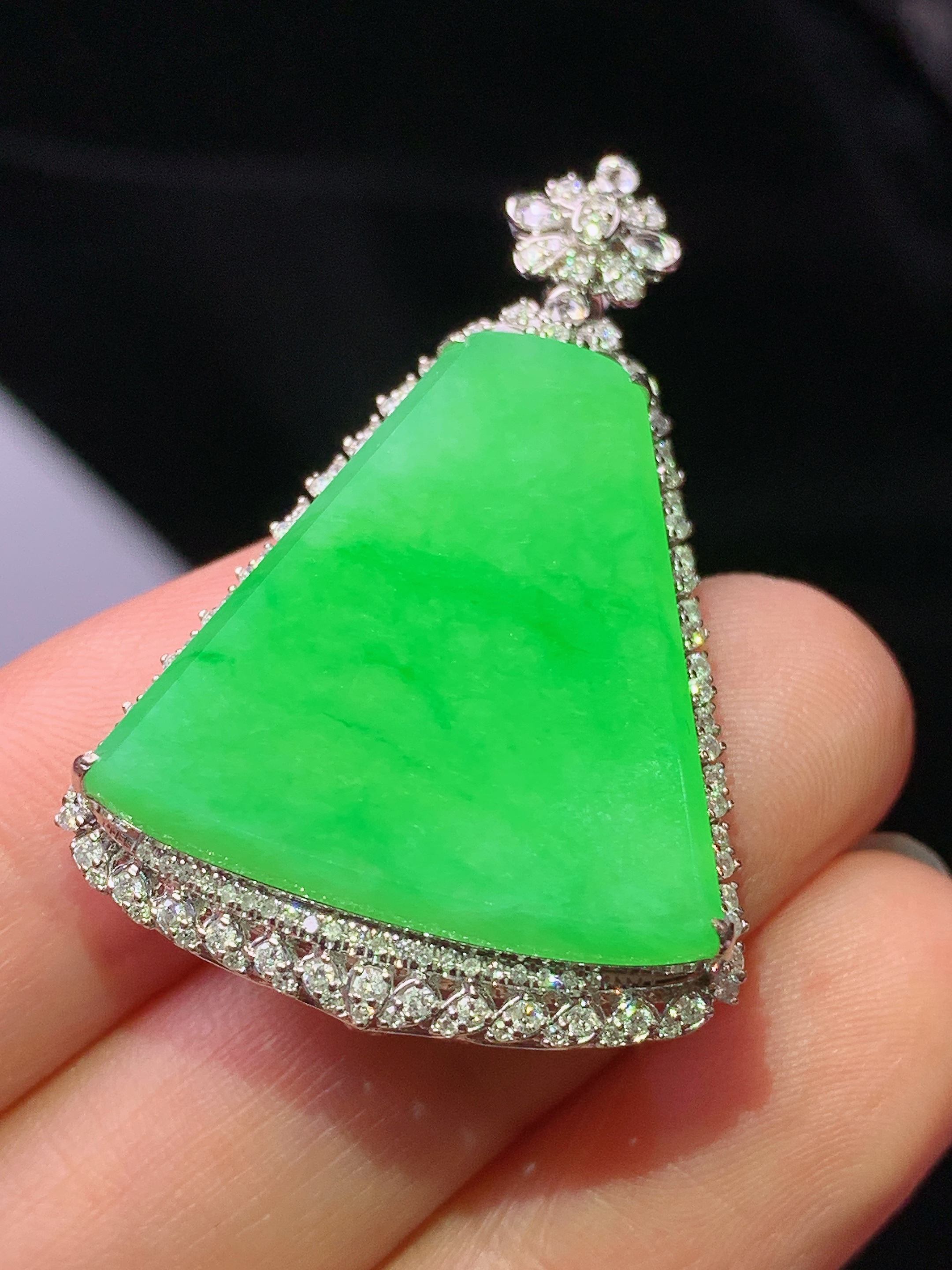 18k金钻镶嵌翠绿无事牌吊坠 玉质细腻 色泽艳丽清新 水润亮眼 整体尺寸39.5*26*9j2