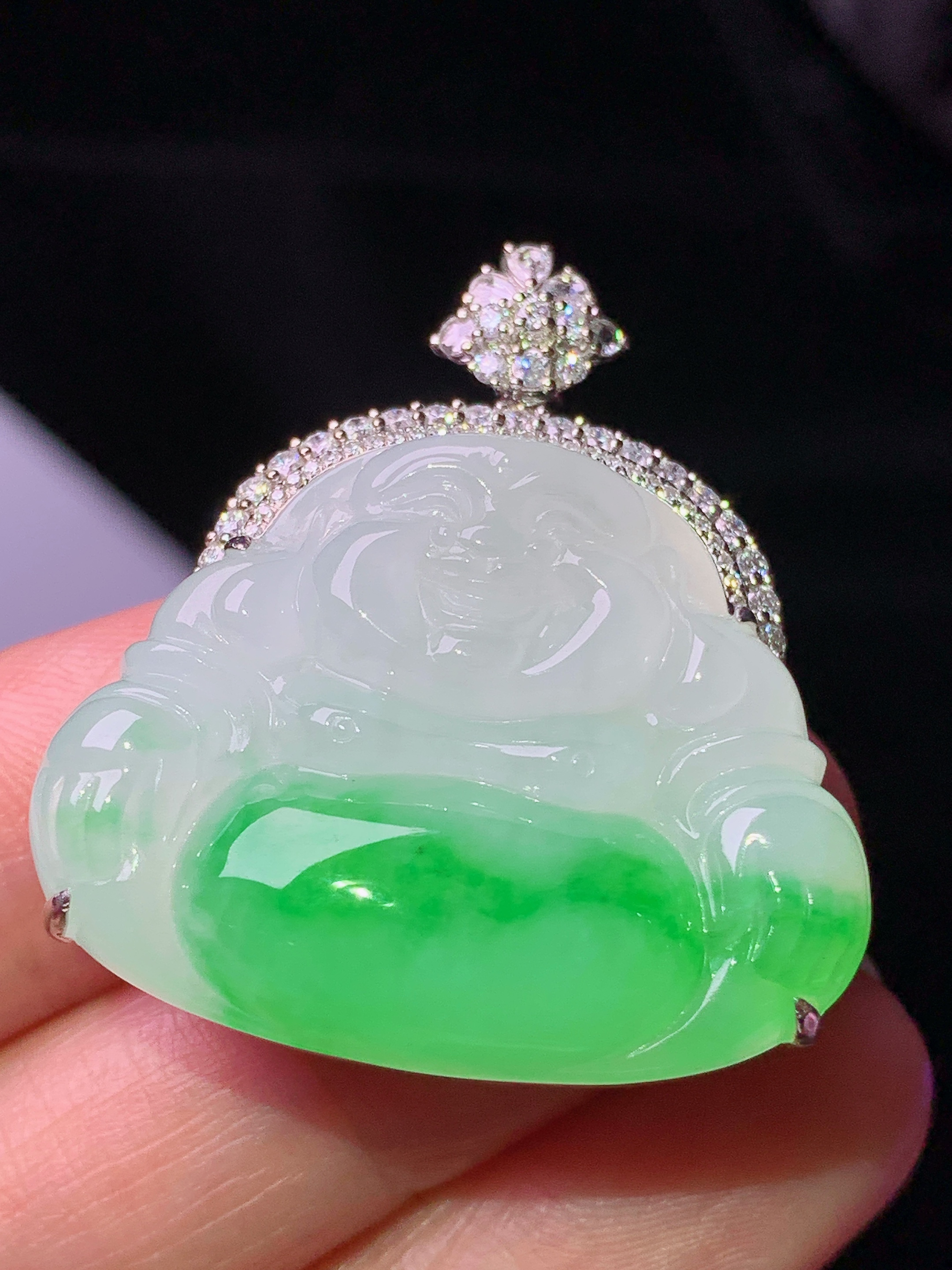 18k金钻镶嵌飘绿佛公吊坠 玉质细腻 色泽艳丽清新 水润亮眼 整体尺寸34*31*11.8j2