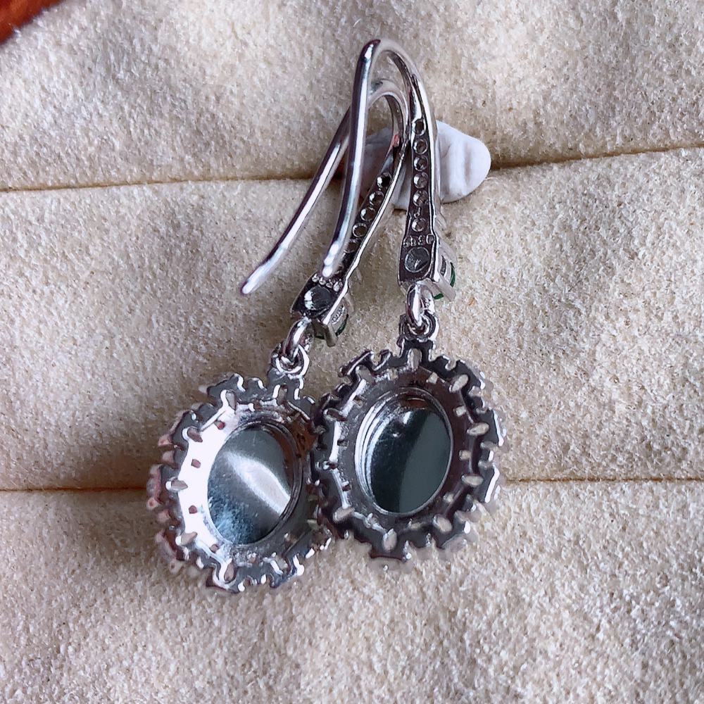 冰满绿翡翠925银镶嵌耳钉，自然光实拍，翠色灵动，颜色漂亮，种老水足，品相佳，佩戴佳品！W502.8  取一整体尺寸：14-10.8-5.1mm  裸石尺寸：7.7-5.8mm