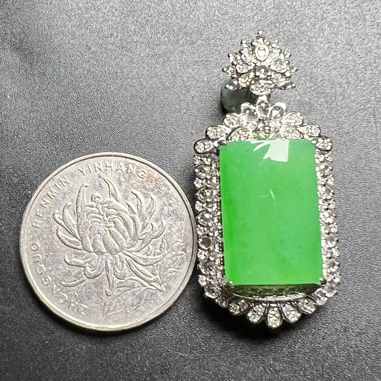 满绿平安无事牌整体尺寸39.6*18.7*12.3 裸石尺寸18.9*13*4