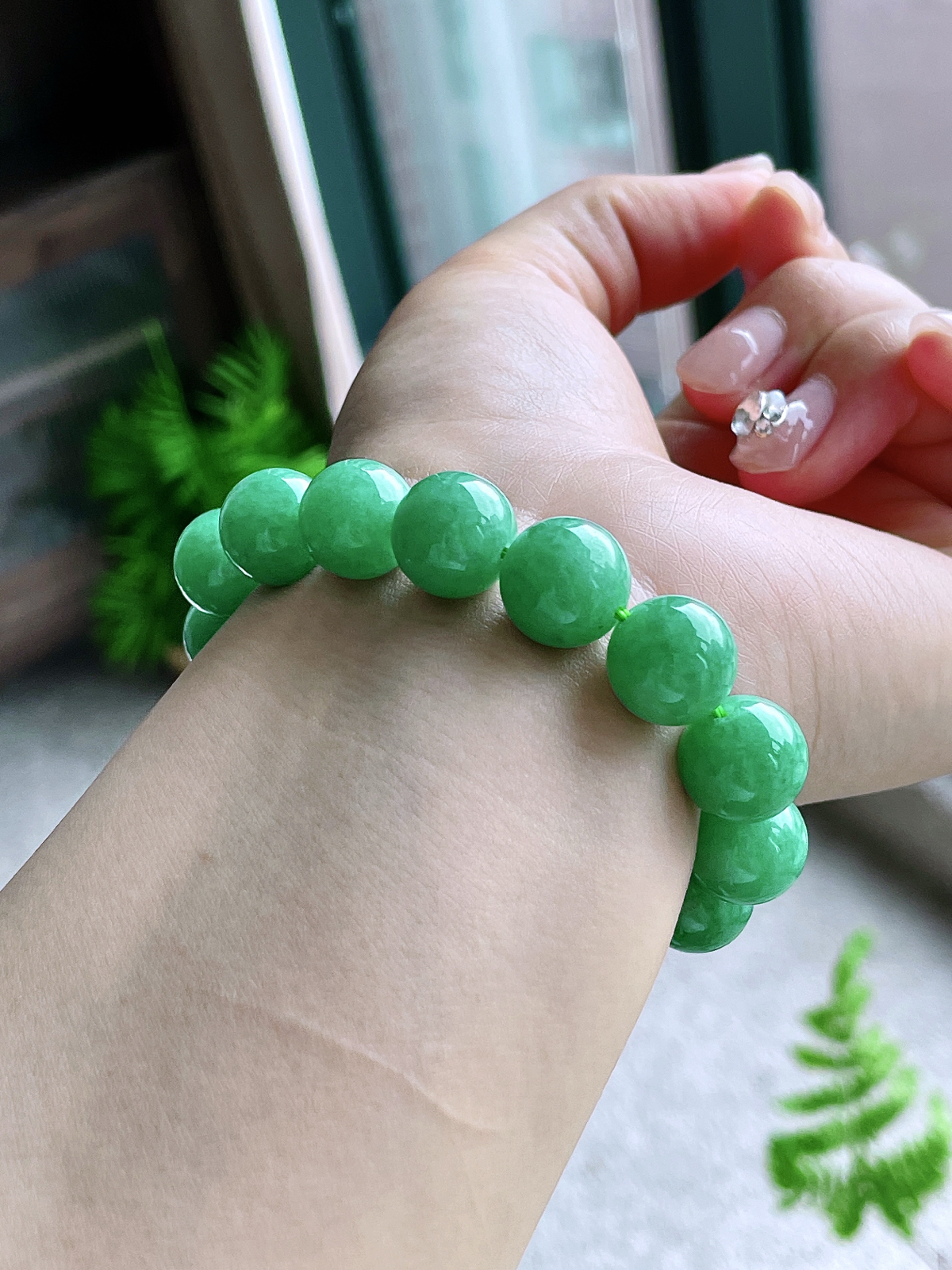 【珠子】冰阳绿手串圆珠珠子手串
【说明】缅料 性价比高  
【尺寸】12.9mm.