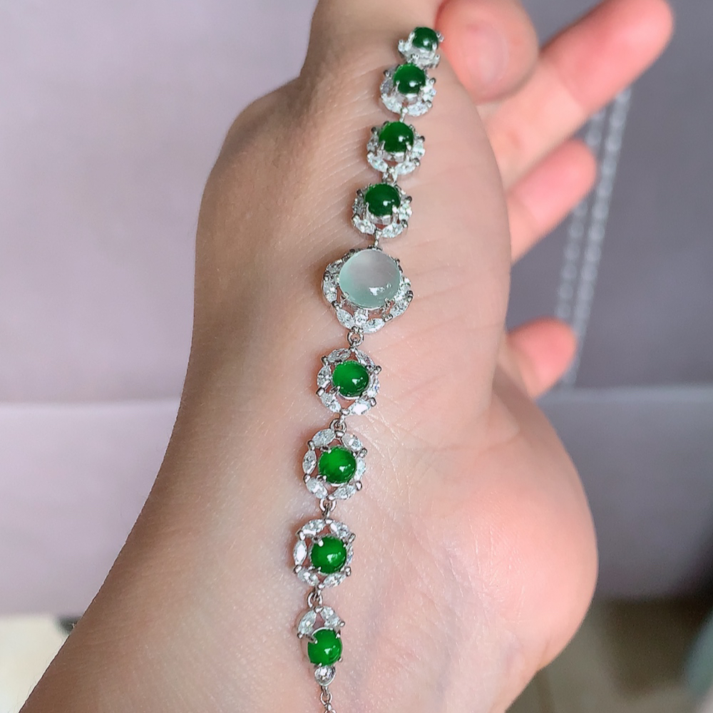 冰润满绿翡翠蛋面手链，水水润润，珠圆玉润，颜色鲜艳，妙明清净，清秀高雅，佩戴效果优雅迷人！性价比超值 W502.8  取一尺寸：10.5-10.5-6mm    裸石尺寸：7mm