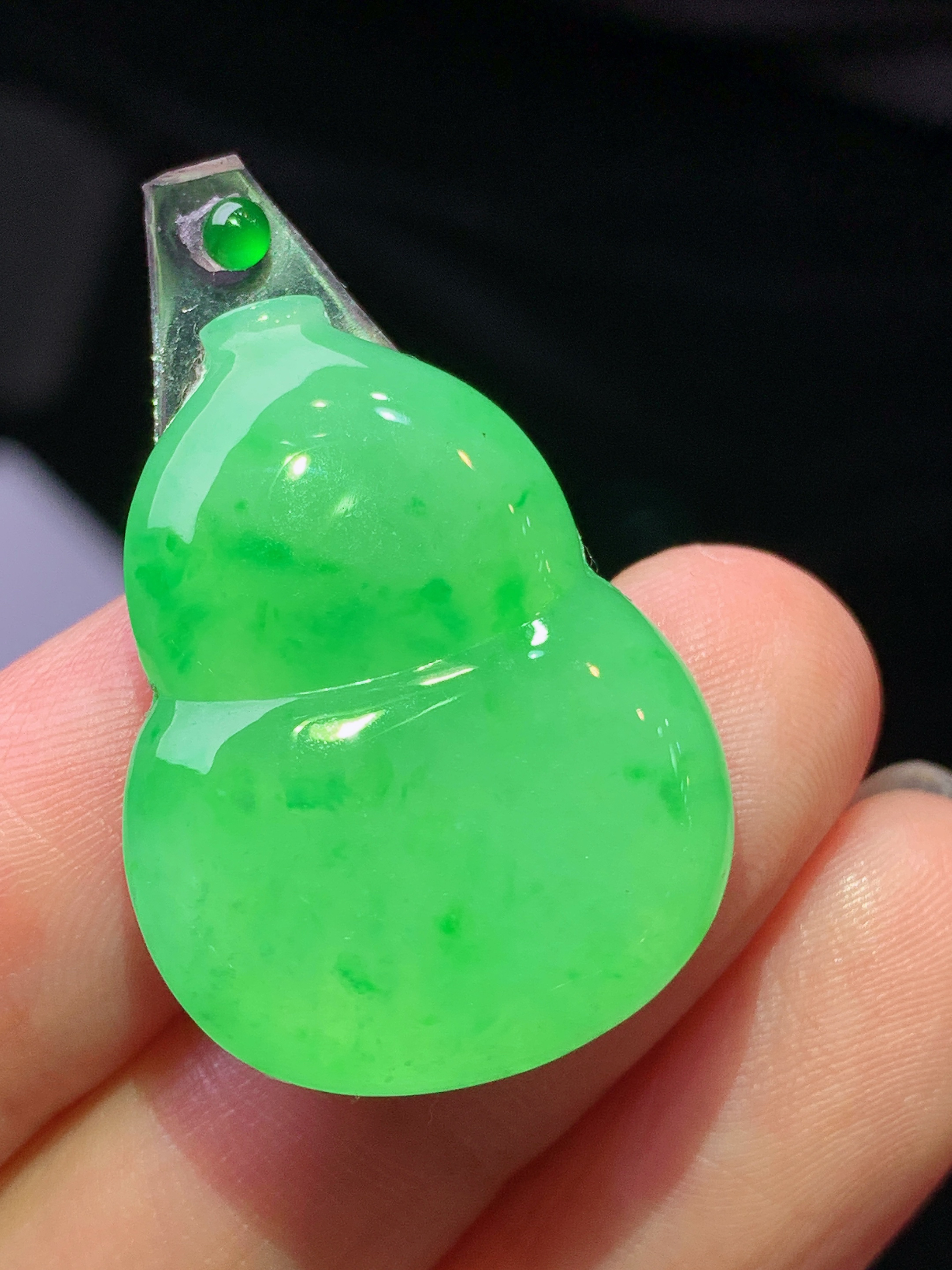 镶嵌款 翠绿葫芦吊坠 玉质细腻 色泽艳丽清新 水润亮眼 整体尺寸27.7*20.7*3.8*2x