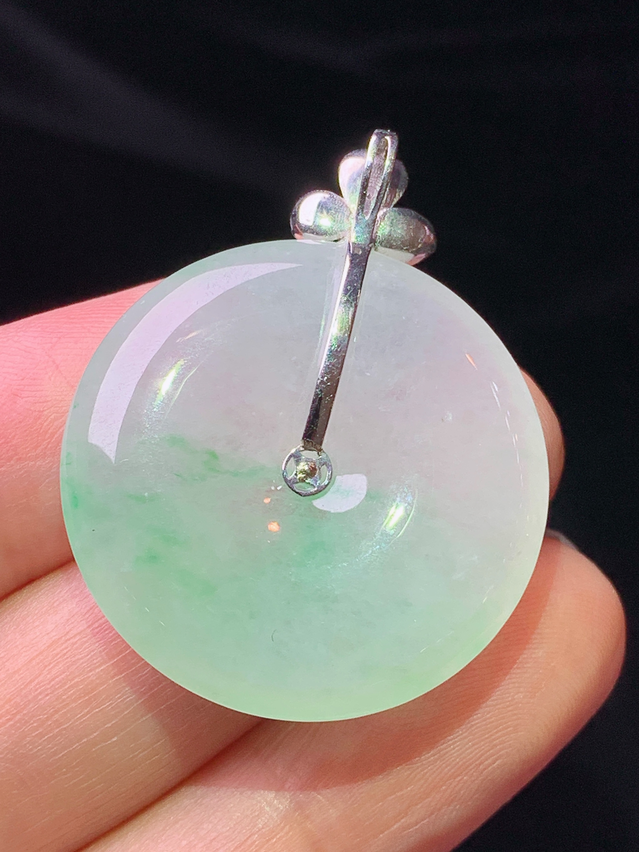 18k金镶嵌冰种飘绿平安扣吊坠 玉质细腻 色泽艳丽清新 水润亮眼 整体尺寸34.5*27.6*5.5L4