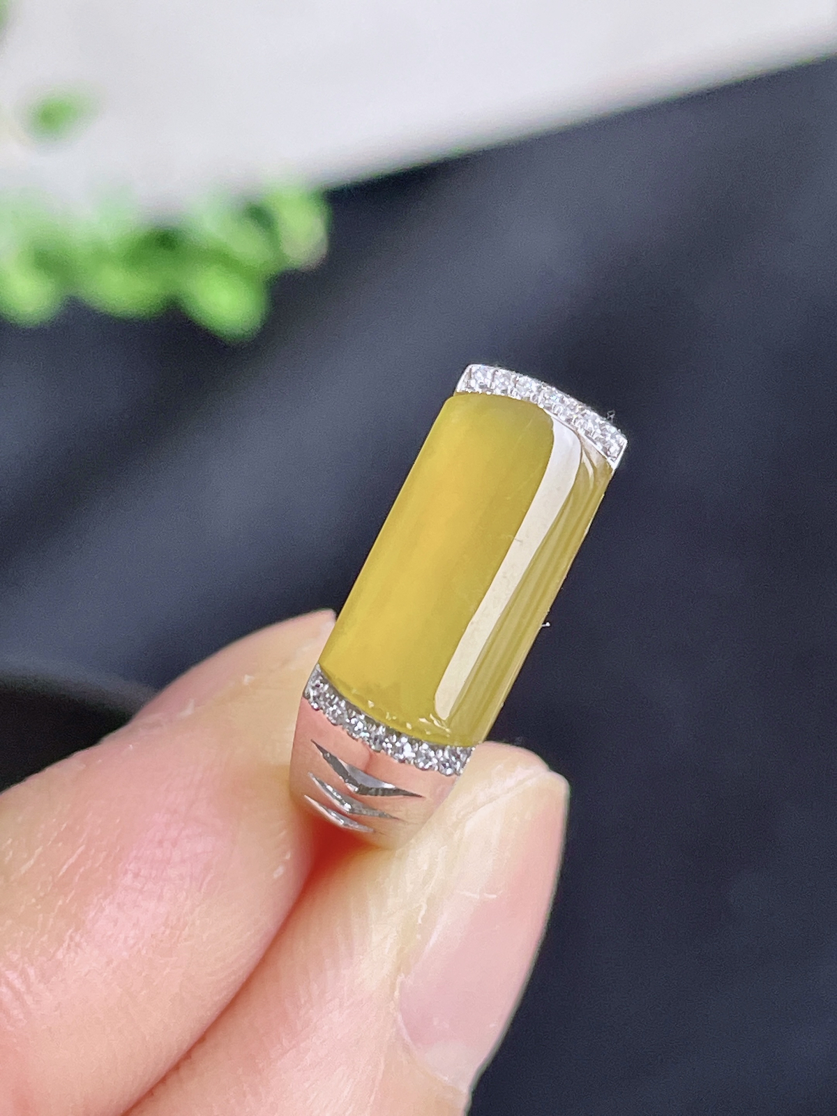 【镶嵌】冰黄翡马鞍戒指
【说明】缅料 18k金镶嵌 完美 性价比高  
【裸石】12.6-6.5-