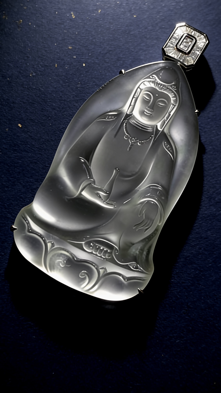 【凝心净世】，观自在菩萨，净瓶观音，
山海玉雕作品，裸石50-27.5-4.5mm，
整体59.5-28-10.5mm，33g，
18K金，南非钻，。