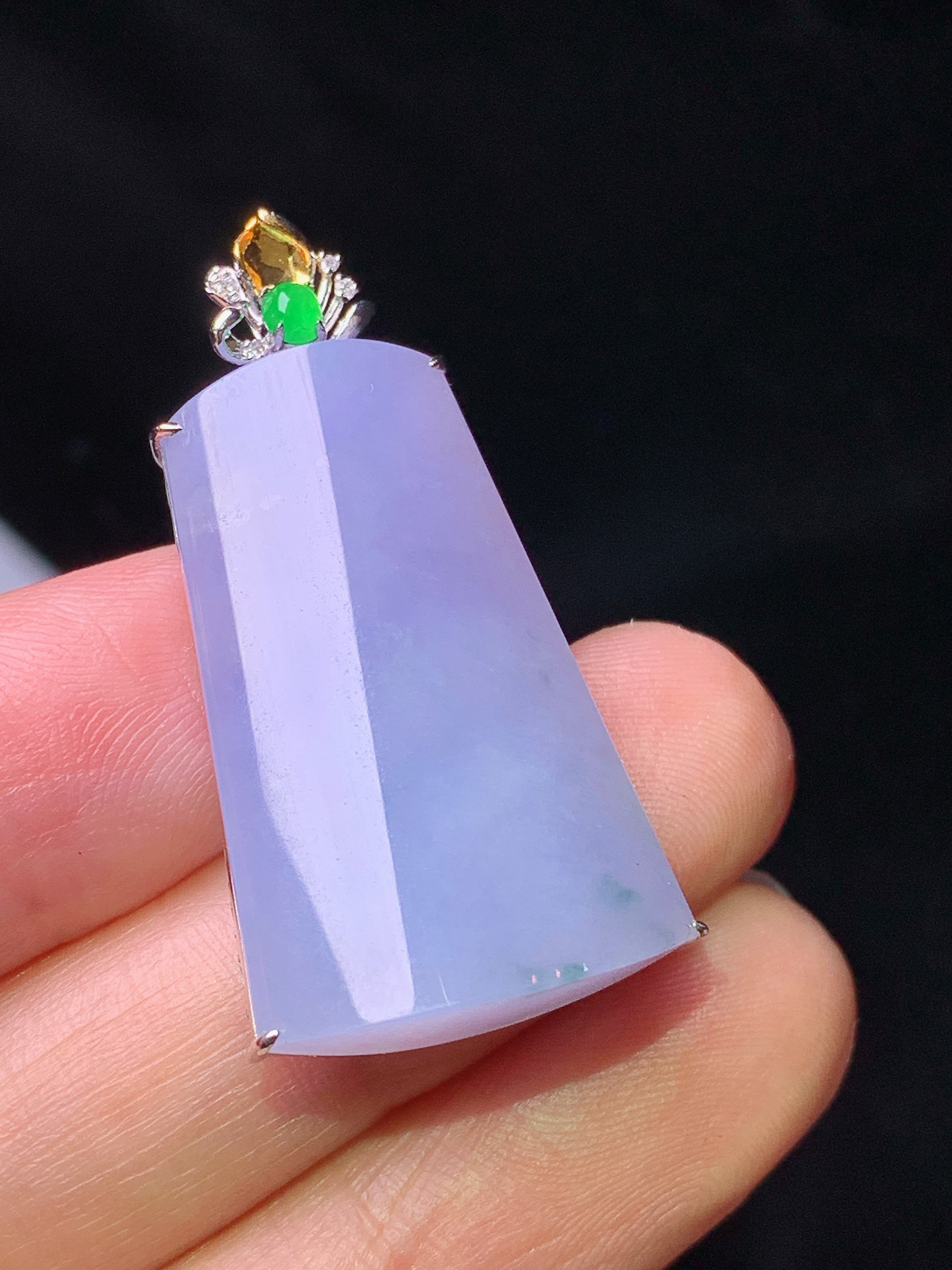 18k金钻镶嵌紫罗兰玉柱吊坠 玉质细腻 色泽艳丽清新 水润亮眼 整体尺寸36*17.8*8.3x5