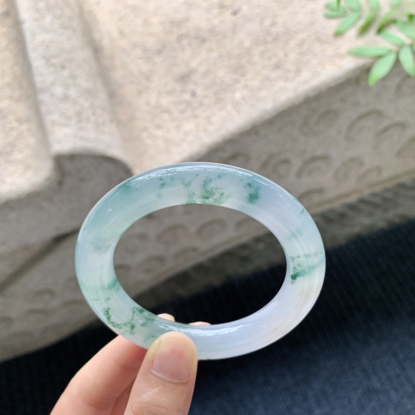 圆条51 52【圈口】52.2/11/11【编码】B2041016【描述】冰糯飘花，水润，种老，细腻，无纹裂