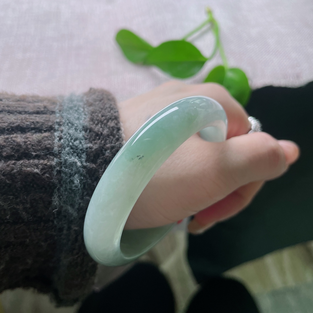 54/12.2/7.9，淡绿底正圈，水头好，种老，佩戴优雅端庄，素丽，乌鸡