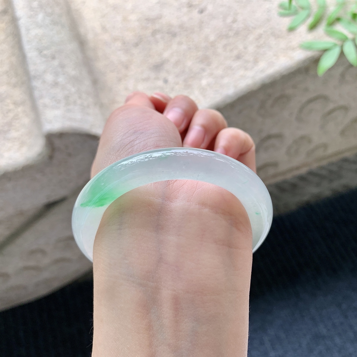 圆条49 50 【圈口】50.5/9.3/9.4 【编码】LH041035 【描述】糯冰飘阳绿，水润，种老，细腻，打灯有棉线