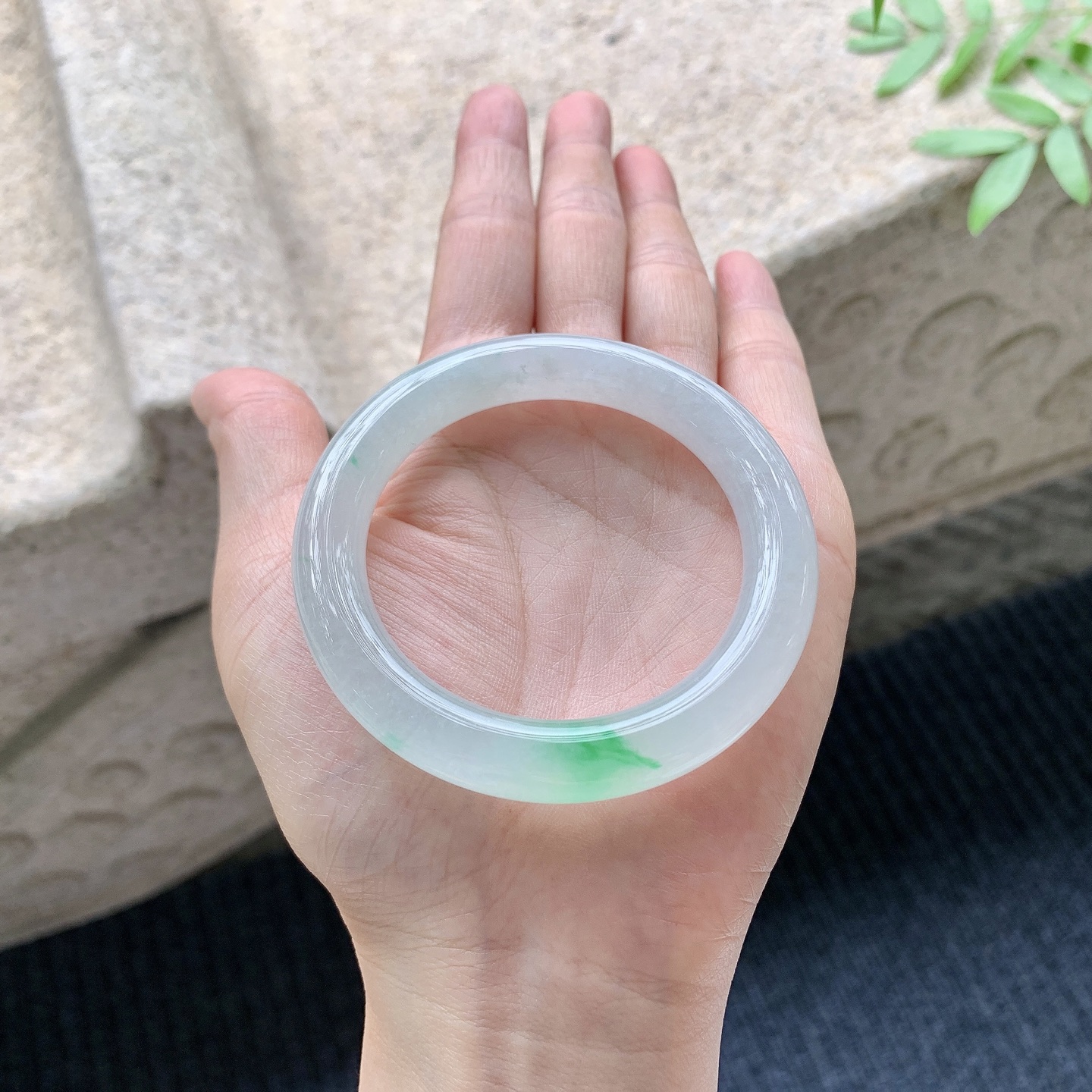 圆条49 50 【圈口】50.5/9.3/9.4 【编码】LH041035 【描述】糯冰飘阳绿，水润，种老，细腻，打灯有棉线