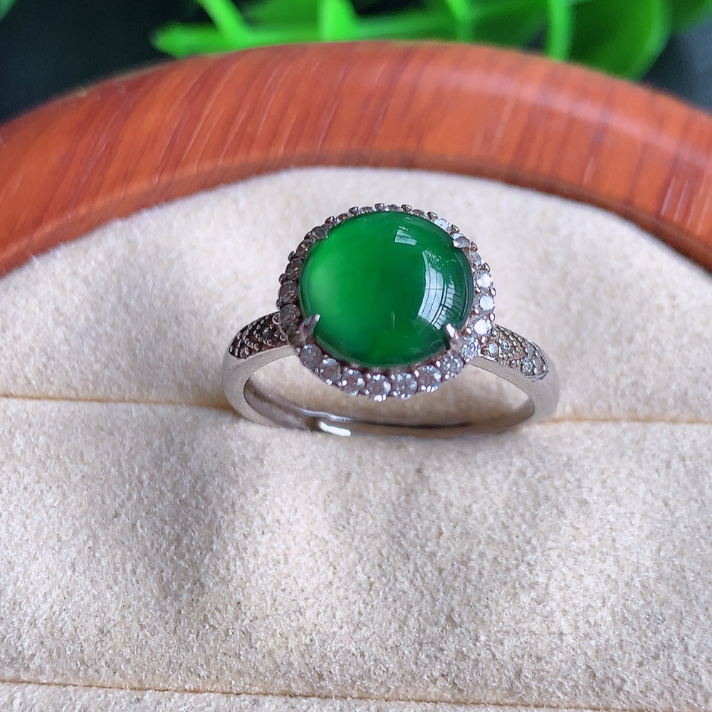 冰满绿翡翠蛋面戒指 925银镶嵌  玉质细腻  冰清玉润  飘花灵动  颜色漂亮  W481.8  内径尺寸：18-11.5-8mm  裸石尺寸：9mm