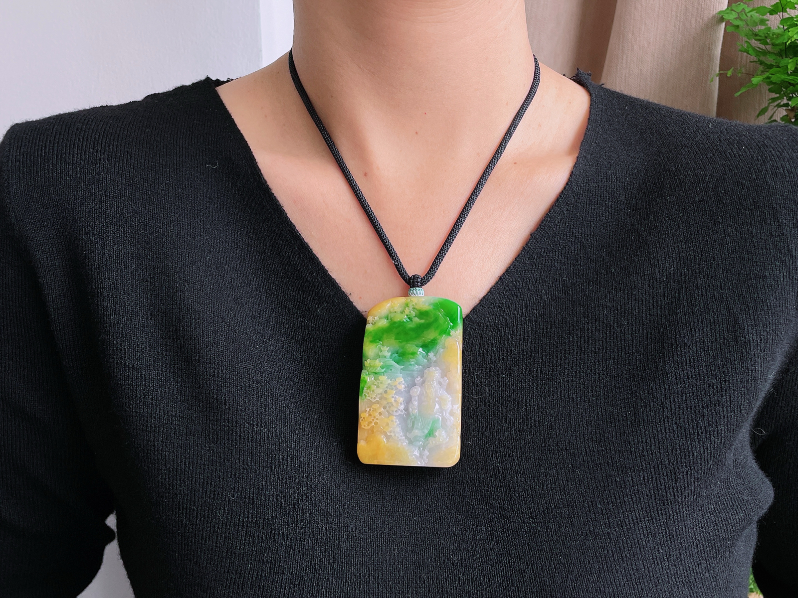 【裸石】冰黄加绿大山水牌财神爷牌吊坠
【说明】缅料 性价比高  
【尺寸】67.6-40.3-13..