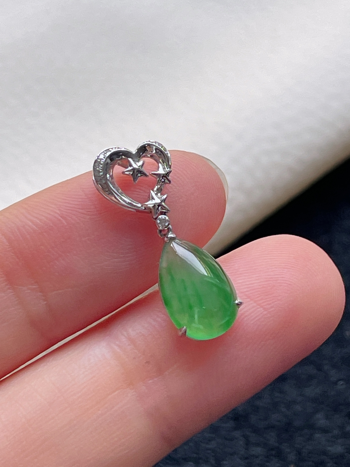 18k金翡翠冰糯种浅绿色飘花挂件