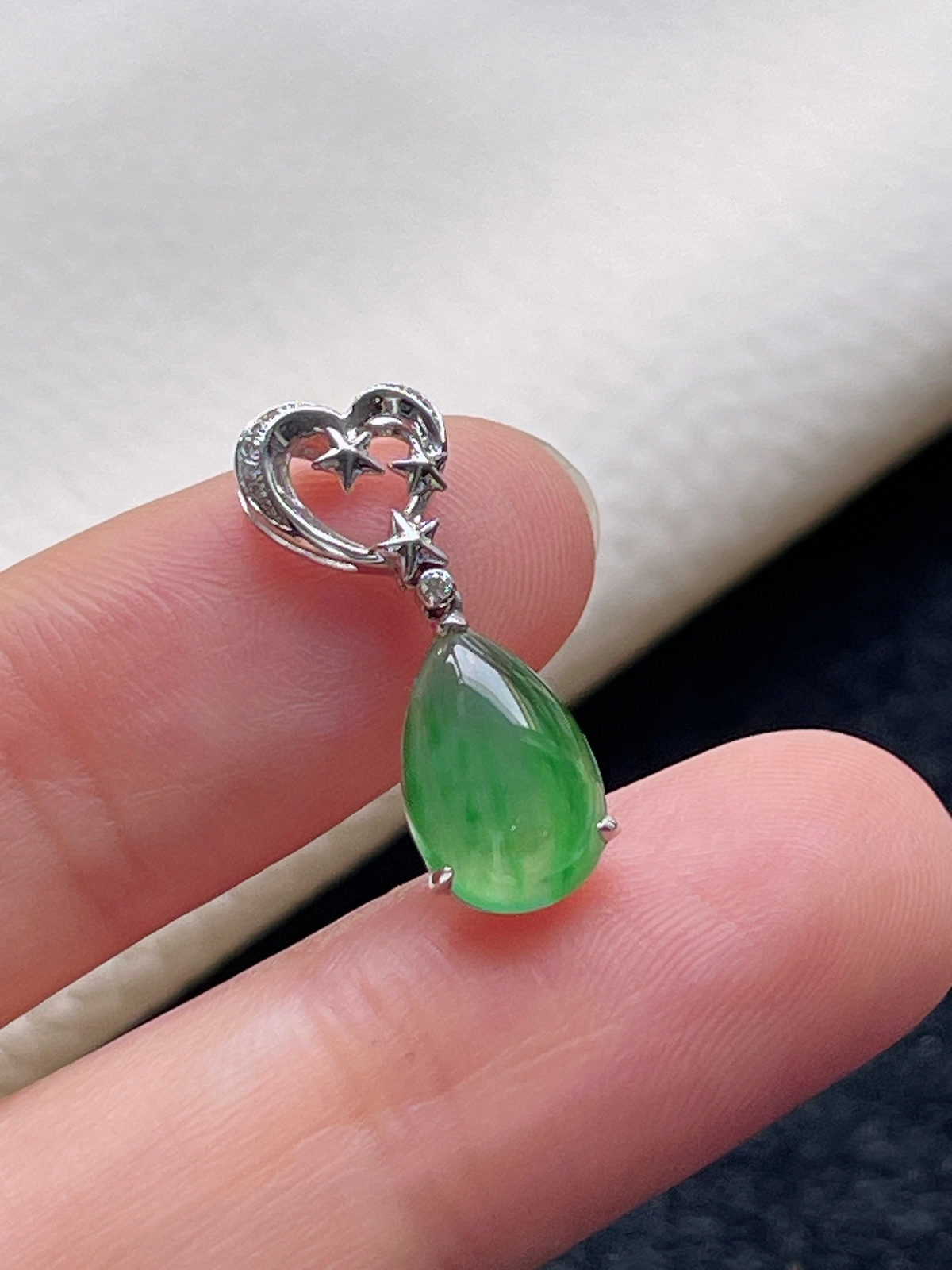 18k金翡翠冰糯种浅绿色飘花挂件