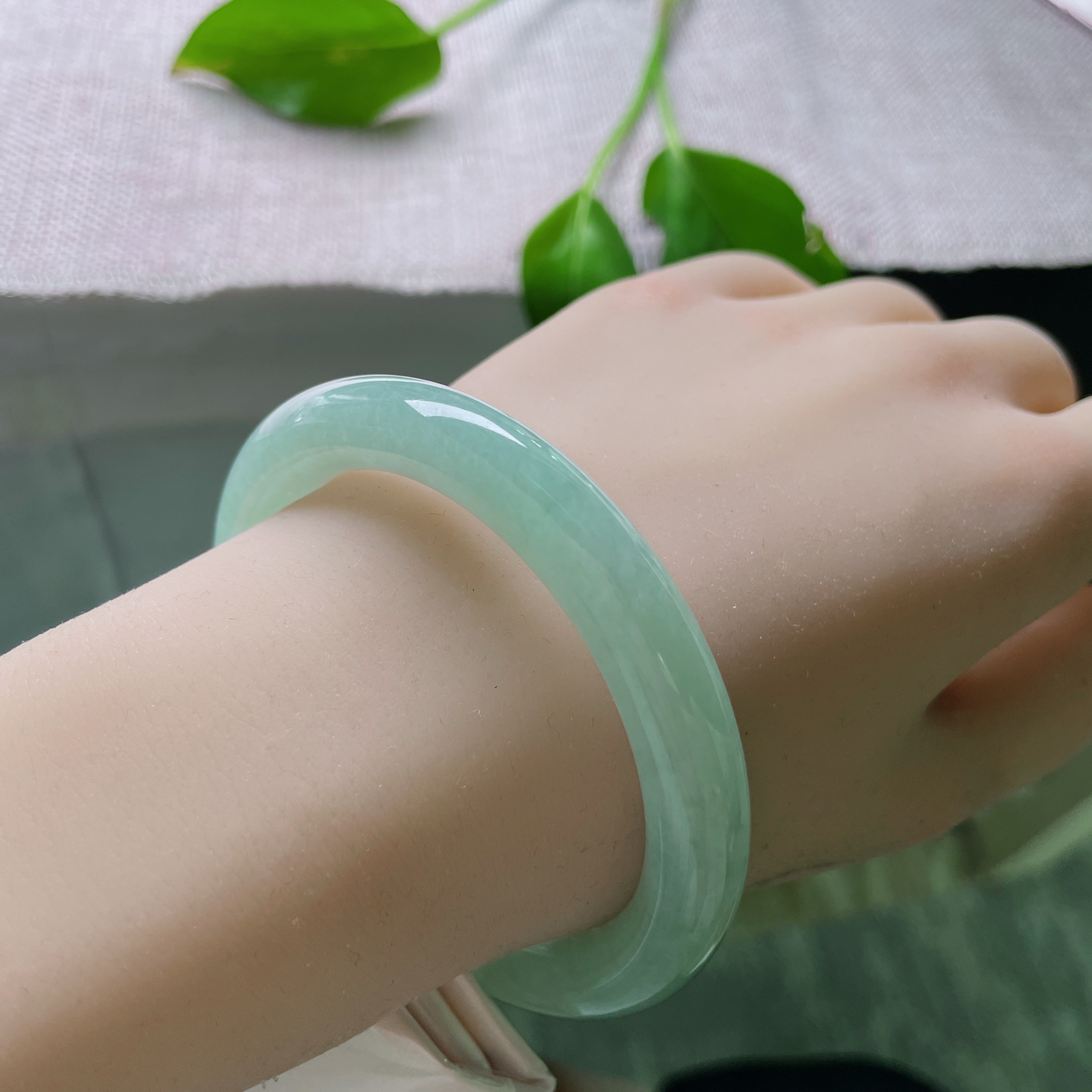 56.9/9.6，果绿底圆条，质地温润细腻，干净清爽，小清新，甜美..