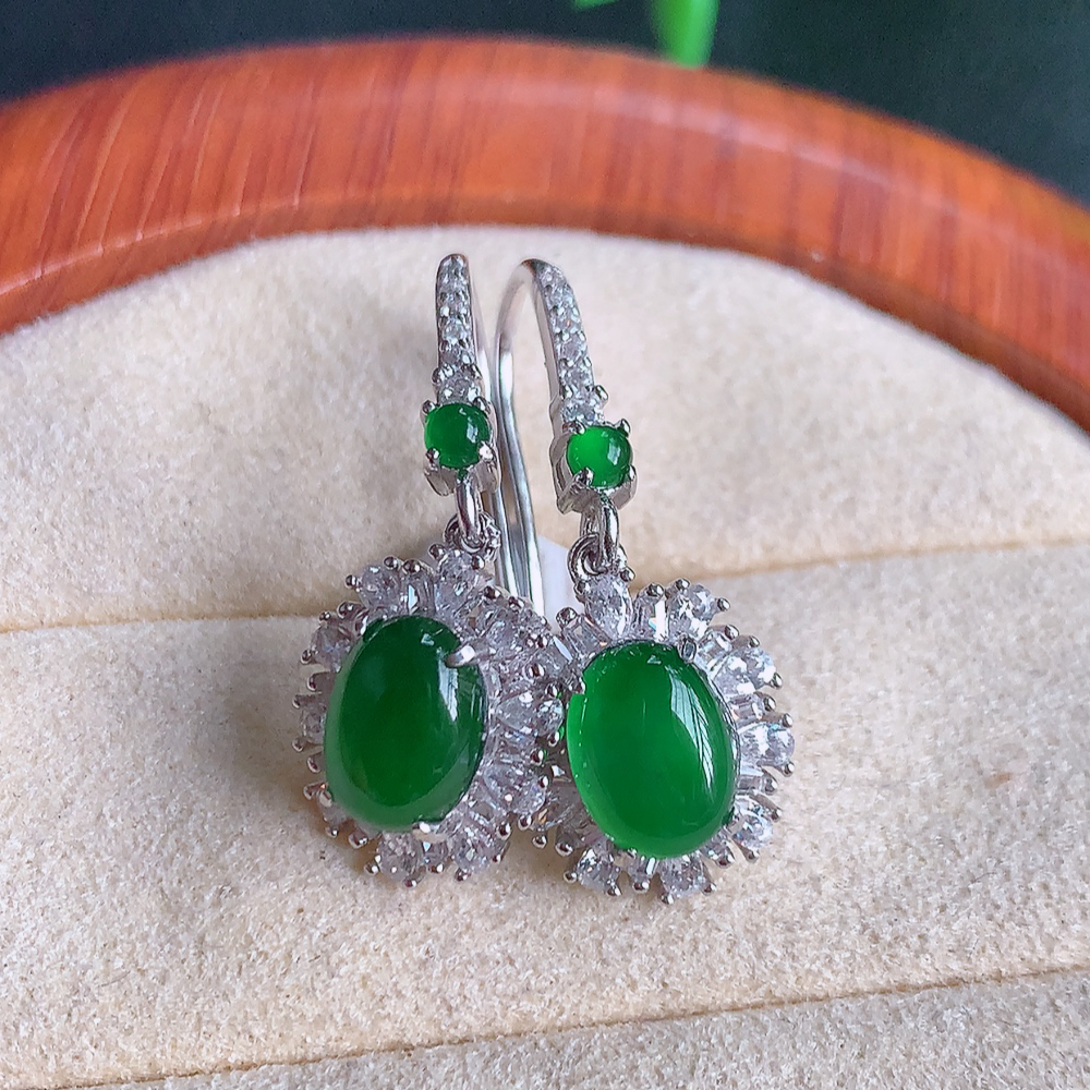 冰满绿翡翠925银镶嵌耳钉，自然光实拍，翠色灵动，颜色漂亮，种老水足，品相佳，佩戴佳品！W502.8  取一整体尺寸：14-10.8-5.1mm  裸石尺寸：7.7-5.8mm