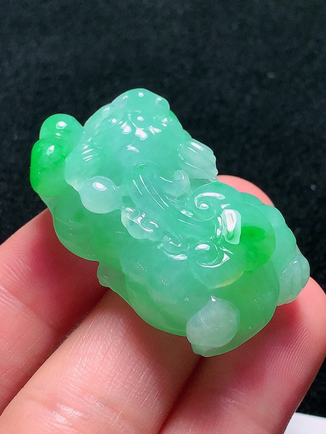 ️冰种底色飘绿貔貅，种老水头好，清爽漂亮，饱满，尺寸：38.3/24.8/14mm.