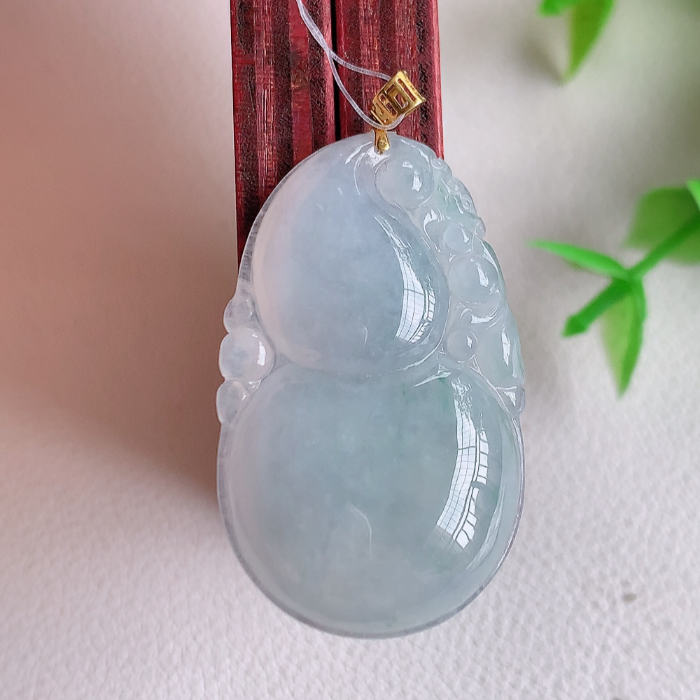 18k金扣冰润葫芦翡翠吊坠  寓意“福禄双全，加官进爵，财源滚滚” 莹润通透，抱满大气  清新脱俗    W49.8 尺寸：33.5-20.2-5.8mm