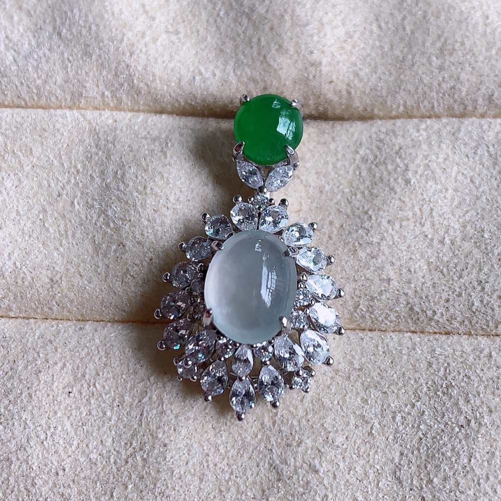 冰蛋面翡翠吊坠，质地细腻，清秀高雅，饱满圆润  款式大方经典，颜色鲜艳，沁人心脾，高质量精品   9