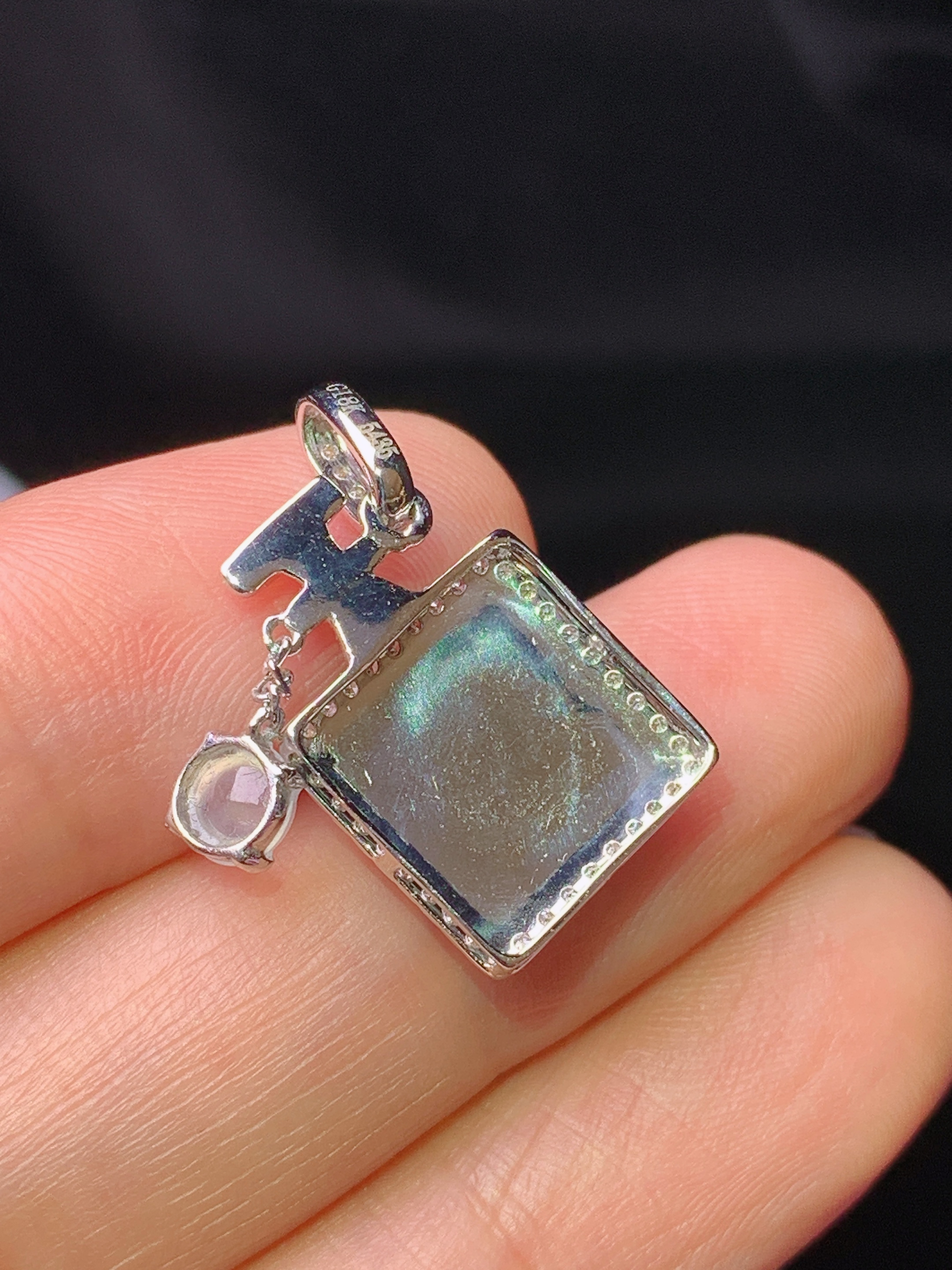 18k金钻镶嵌满绿无事牌吊坠 玉质细腻 色泽艳丽清新 水润亮眼 整体尺寸22.3*11.8*4j2