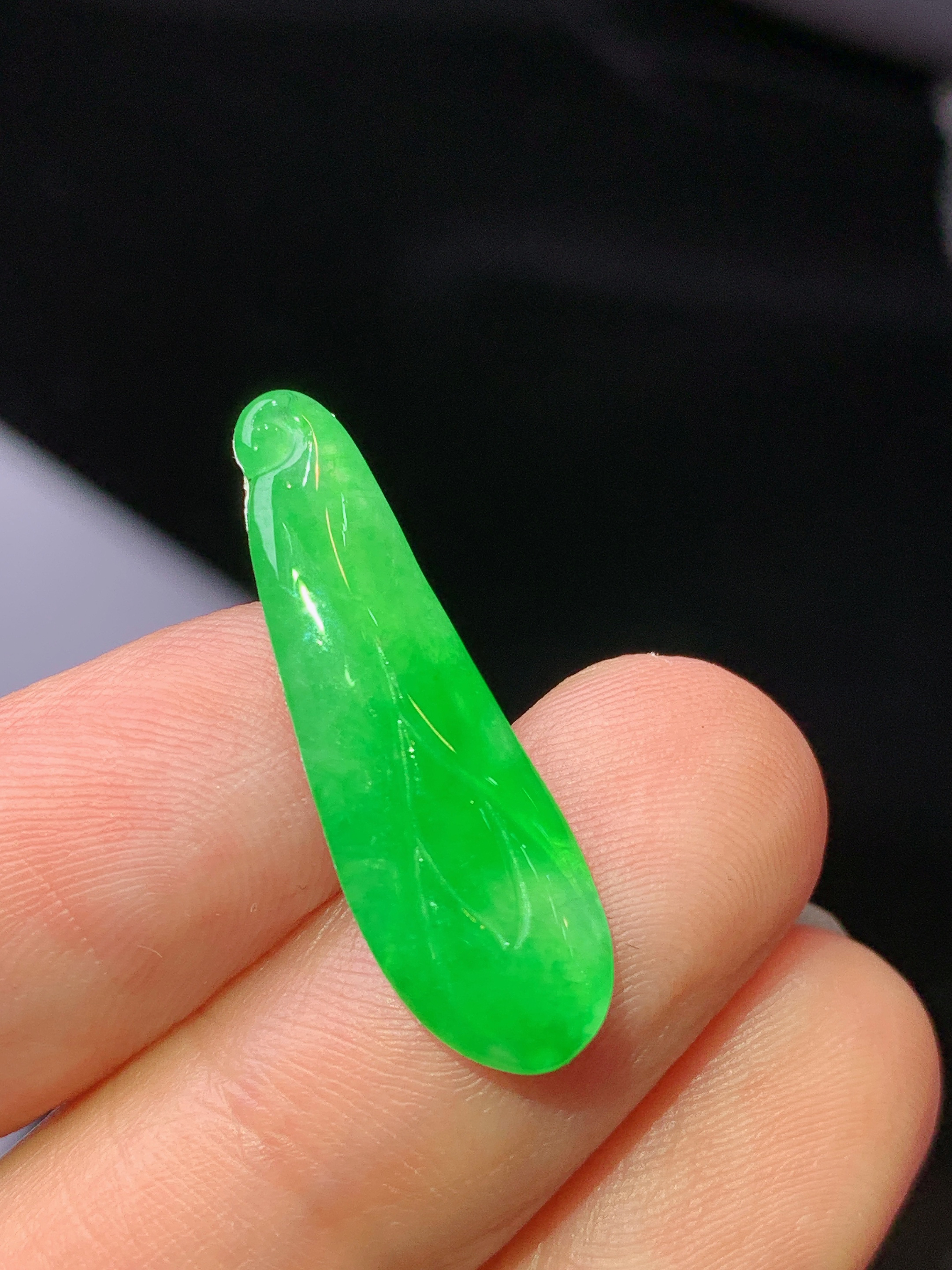 镶嵌款 翠绿福瓜吊坠 玉质细腻 色泽艳丽清新 水润亮眼 整体尺寸25.6*8*2.6j3