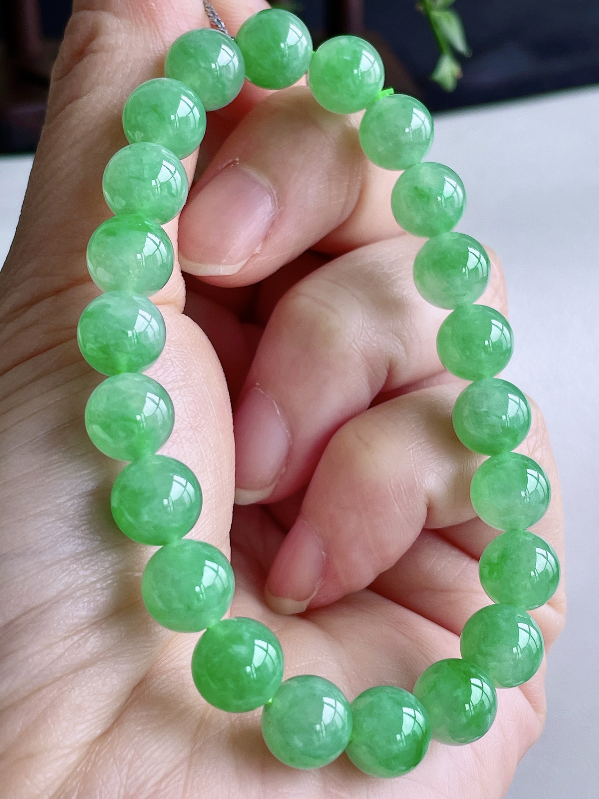 【珠子】冰阳绿手串圆珠珠子手串
【说明】缅料 性价比高  
【尺寸】8.5-8.3mm..