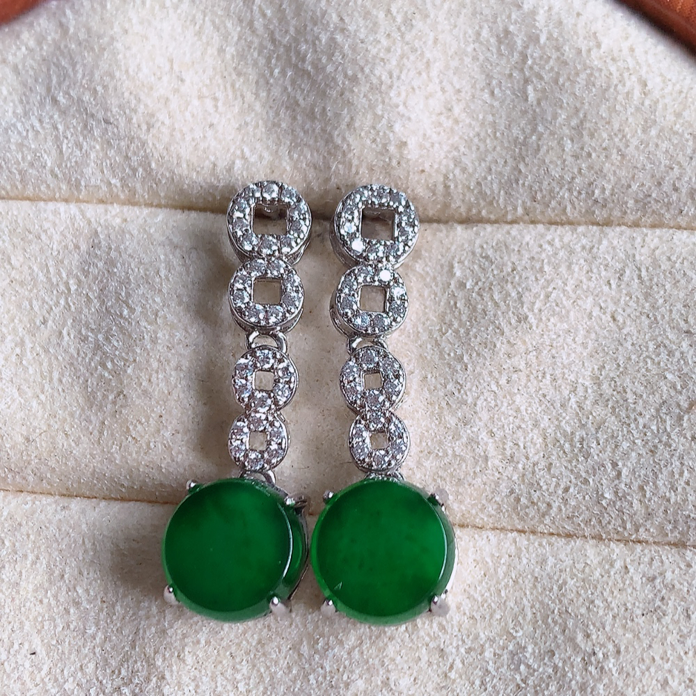 冰满绿翡翠925银镶嵌耳钉，自然光实拍，翠色灵动，颜色漂亮，种老水足，品相佳，佩戴佳品！W481.8  取一整体尺寸：25.8-8-4.3mm  裸石尺寸：8mm