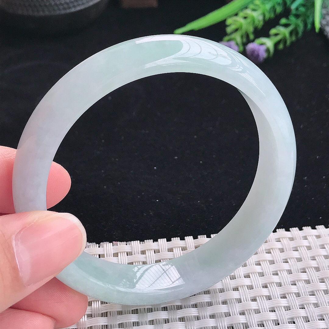 实拍A货翡翠59.5/13.8/7.6老坑秀气冰润浅绿手镯宽边玉镯平安镯美人镯