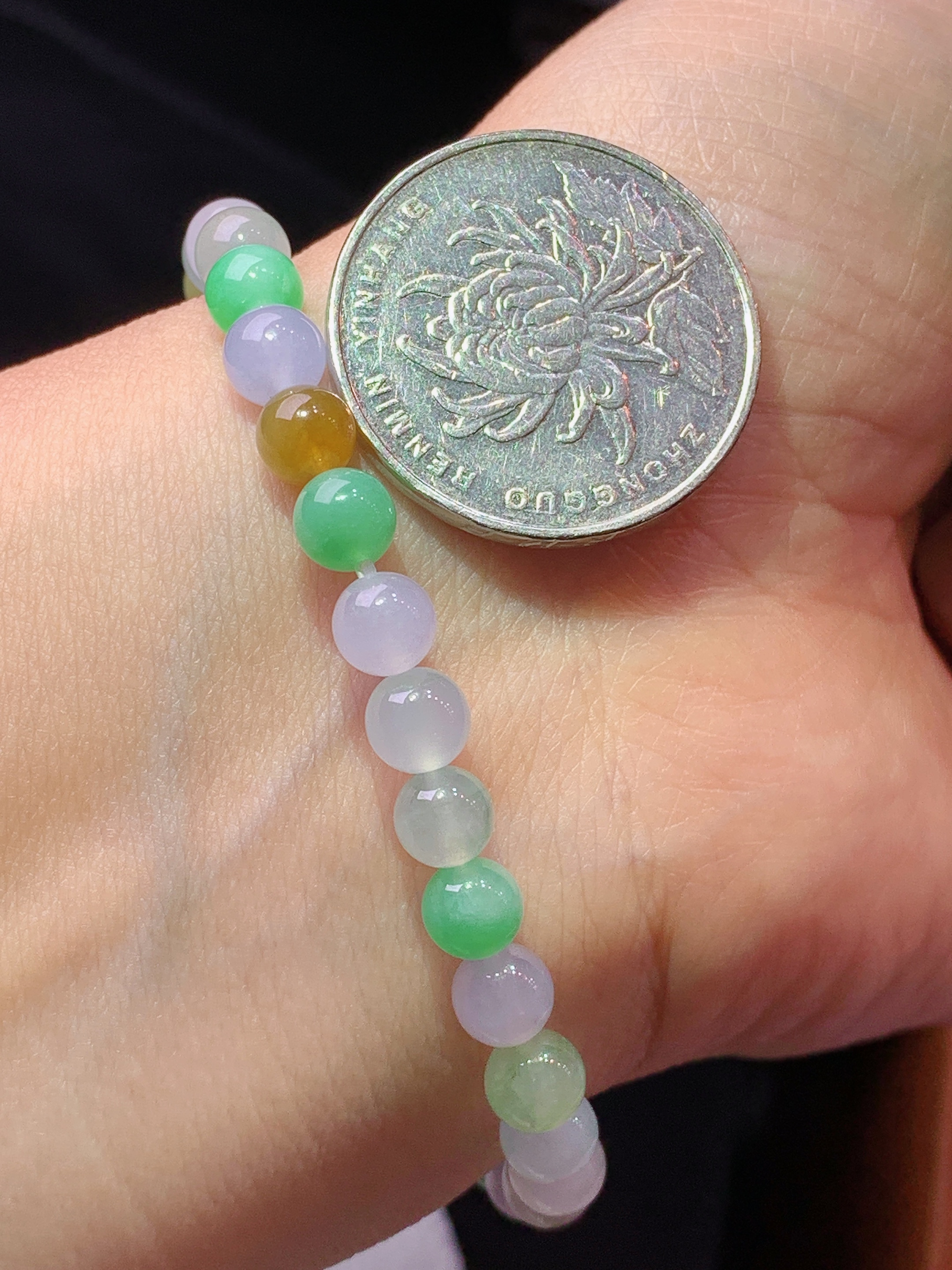 多彩圆珠手链 玉质细腻 色泽艳丽清新 水润亮眼 整体尺寸5.6z1