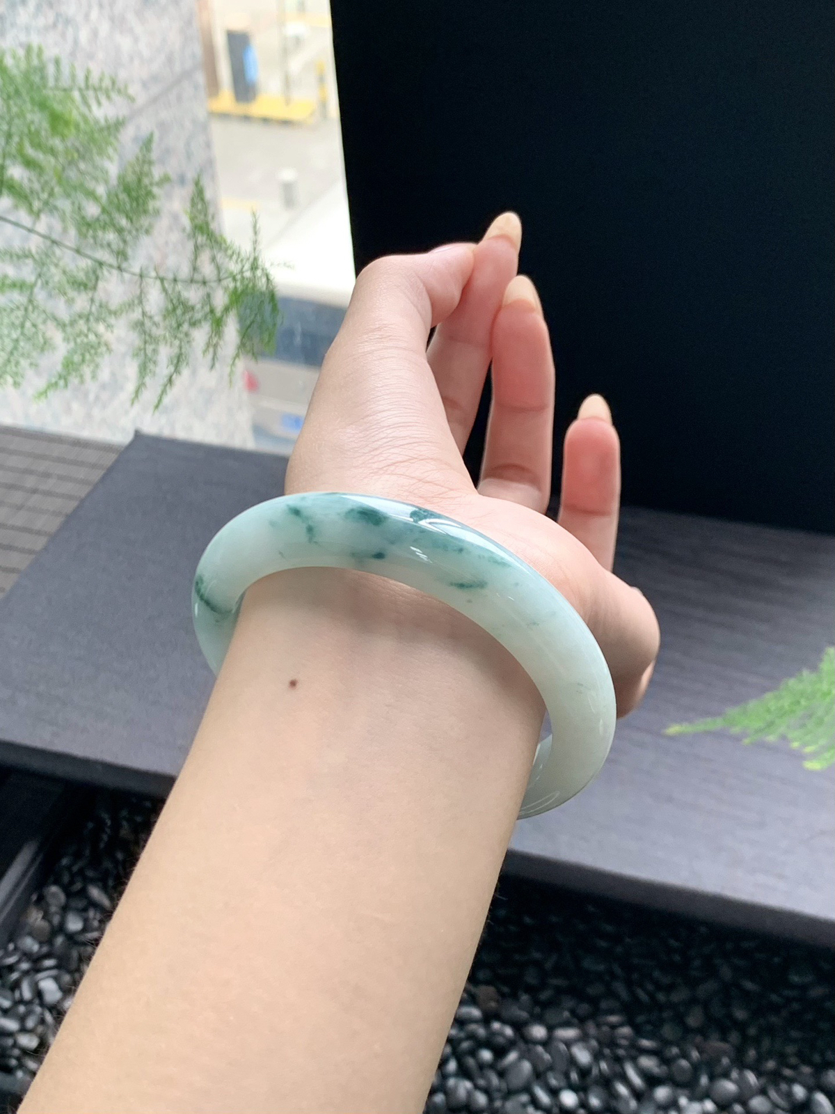 【牛奶底飘花手镯】如清泉般泌人心脾丝丝绿花润进心田，如清风徐来，令人心旷神怡，有种独一无二的诗意美59-12-9mm