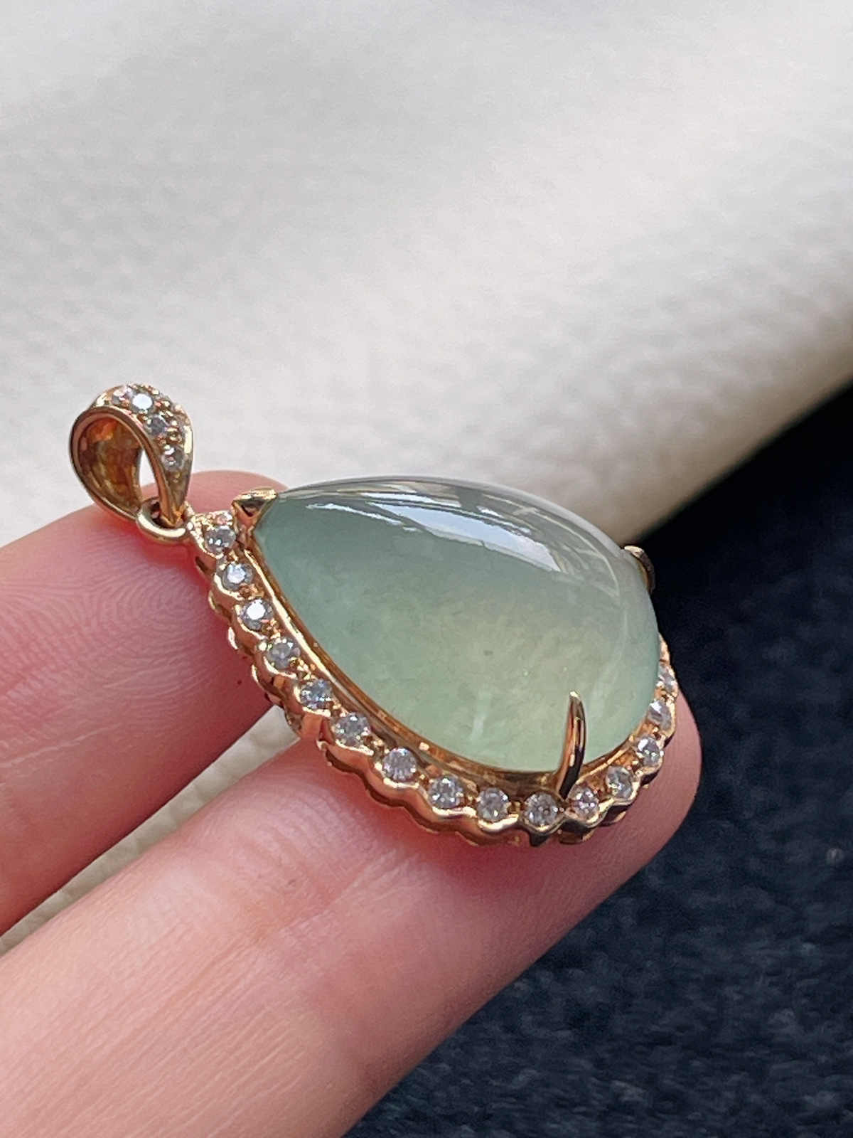 18k金翡翠冰糯种淡绿色水滴型挂件