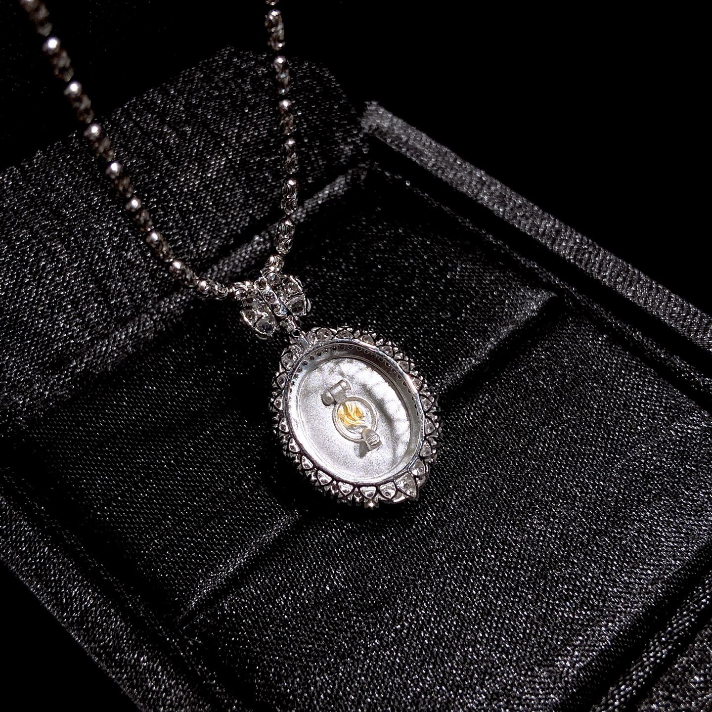 ｜高冰果绿蛋面·

整体尺寸27.6-16-10.8毫米
裸石尺寸13.2-11-5.2毫米