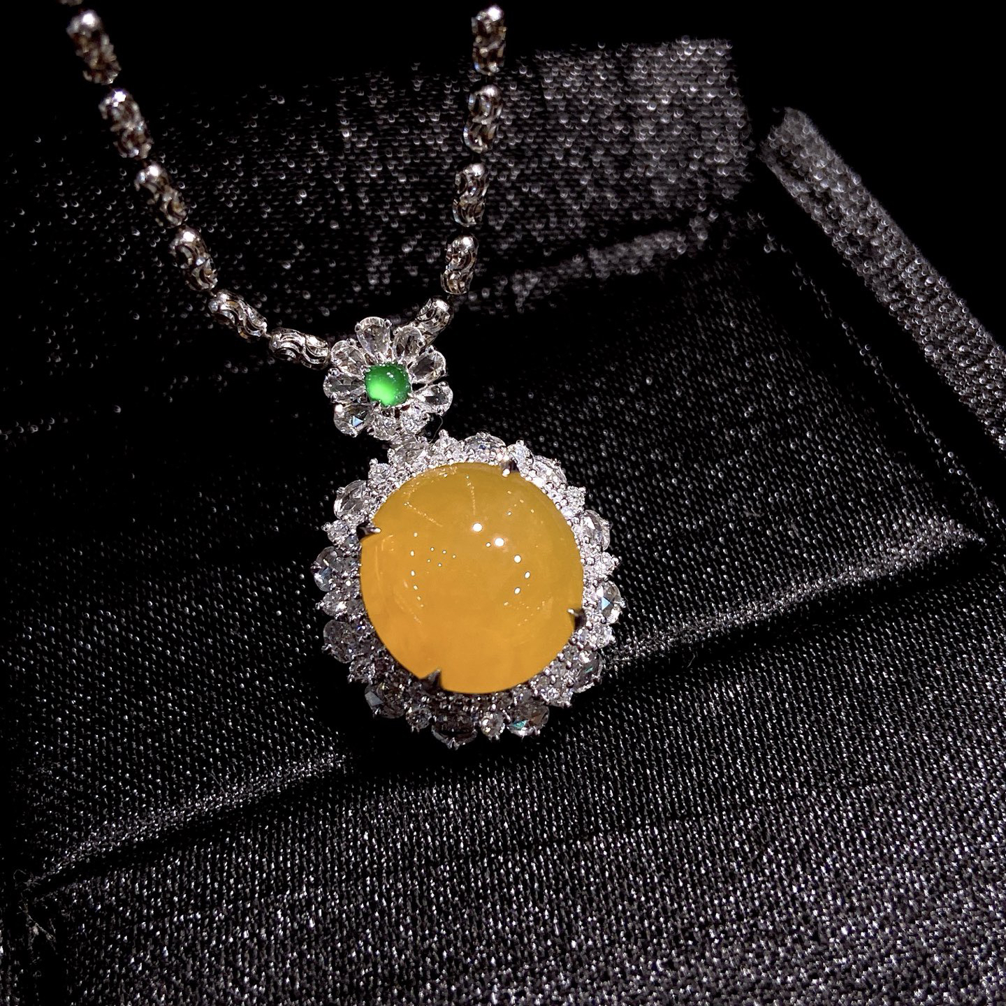  | 冰黄蛋面吊坠 · 

整体尺寸24-16.6-11.7毫米
裸石尺寸11.8-11.1-4.