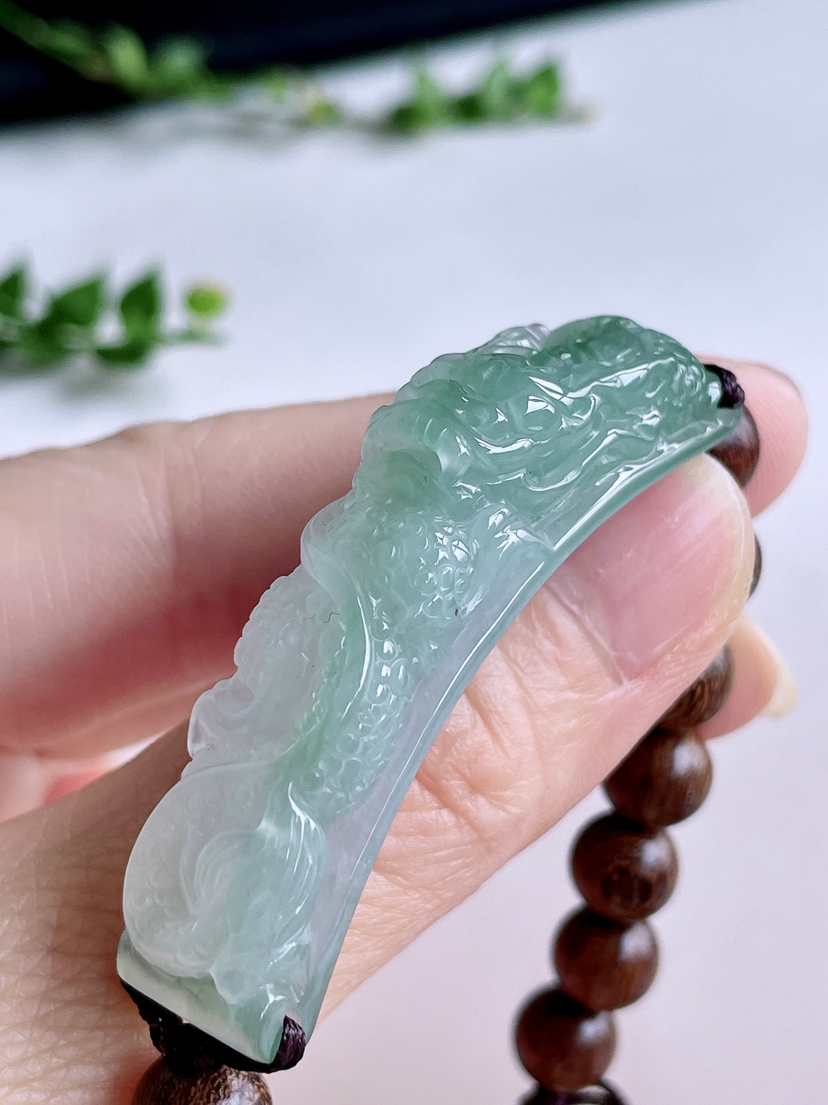 【裸石】冰晴水生肖龙手牌檀木手串
【说明】缅料 性价比高  
【尺寸】51.2-12-11.4.