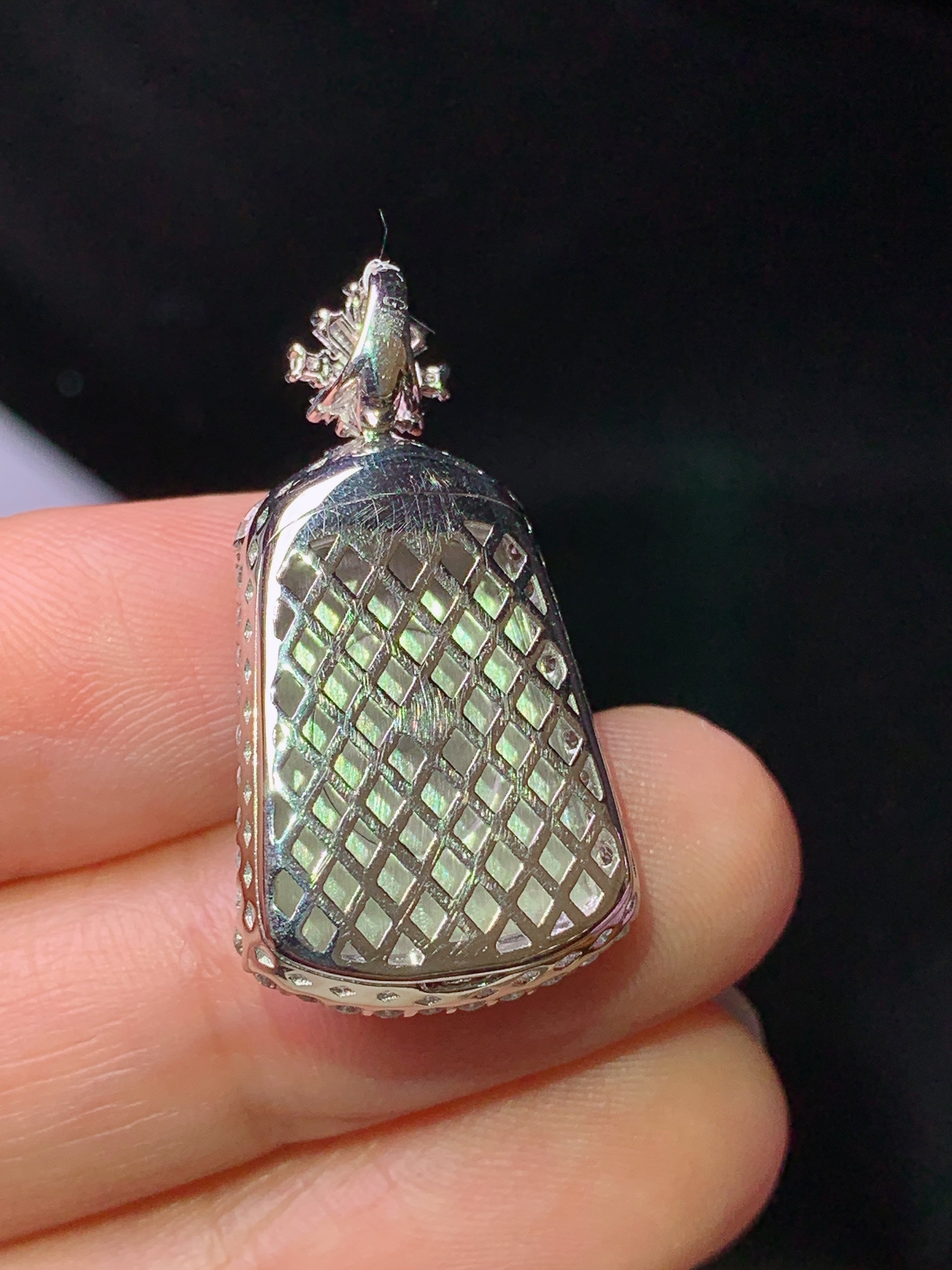 18k金钻镶嵌满绿无事牌吊坠 玉质细腻 色泽艳丽清新 水润亮眼 整体尺寸28.8*15.5*6.8m3